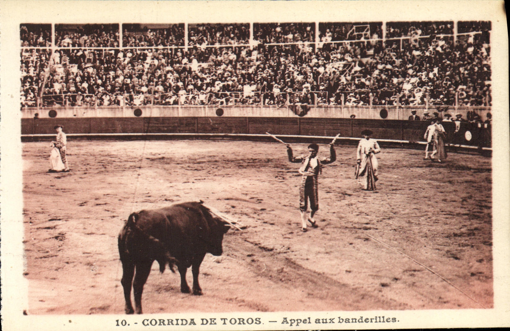 Llamada de Toro Bull de la corrida de Espana del deporte de la POSTAL de la VENDIMIA a los banderillas