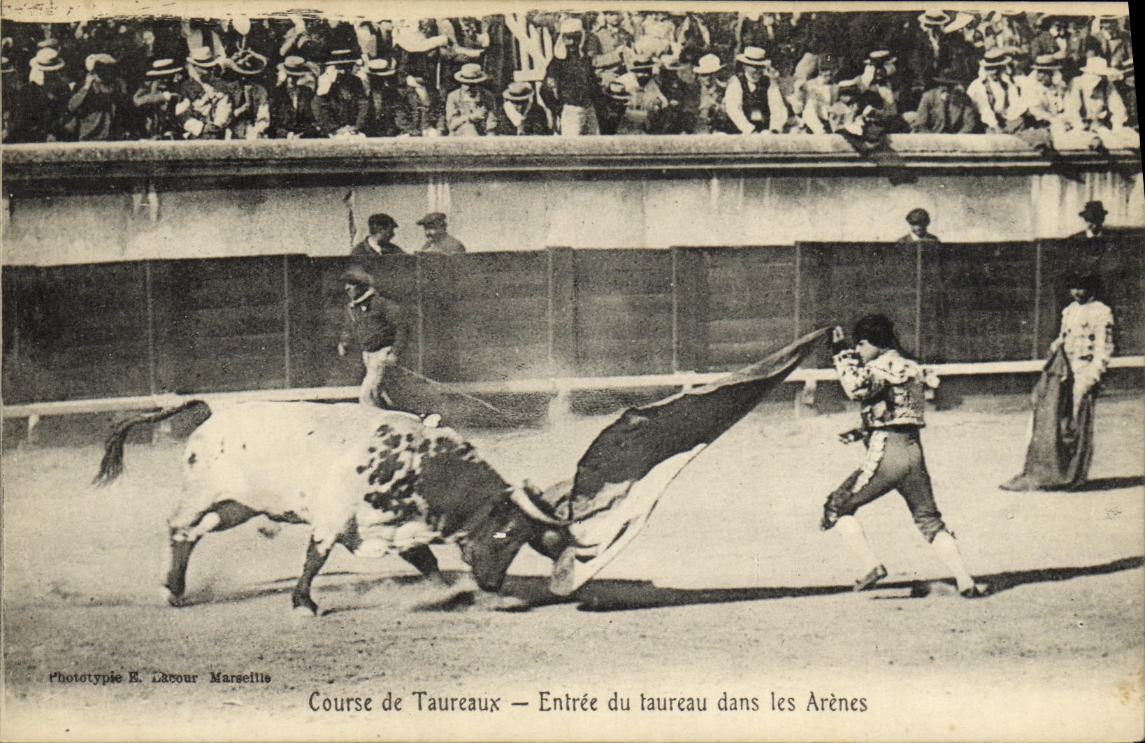 CPA Sport Espagne Corrida Toro Taureau Entree du taureau dans les arenes