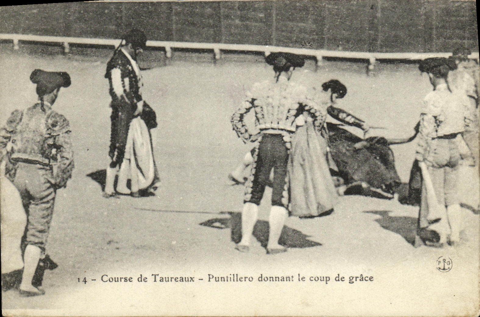 CPA Sport Espagne Corrida Toro Taureau Puntillero donnant le coup de grace