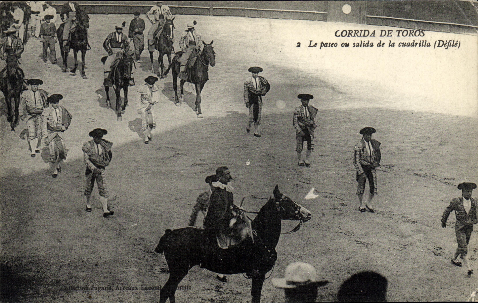 Corrida Toro Bull de Espana del deporte de la POSTAL de la VENDIMIA el paseo o el salida del caballo del cuadrilla