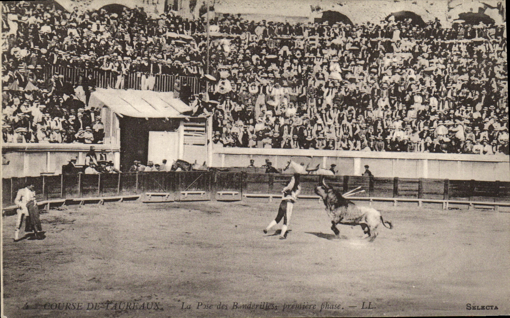 Instalacion de Toro Bull de la corrida de Espana del deporte de la POSTAL de la VENDIMIA de la primera fase de los banderillas