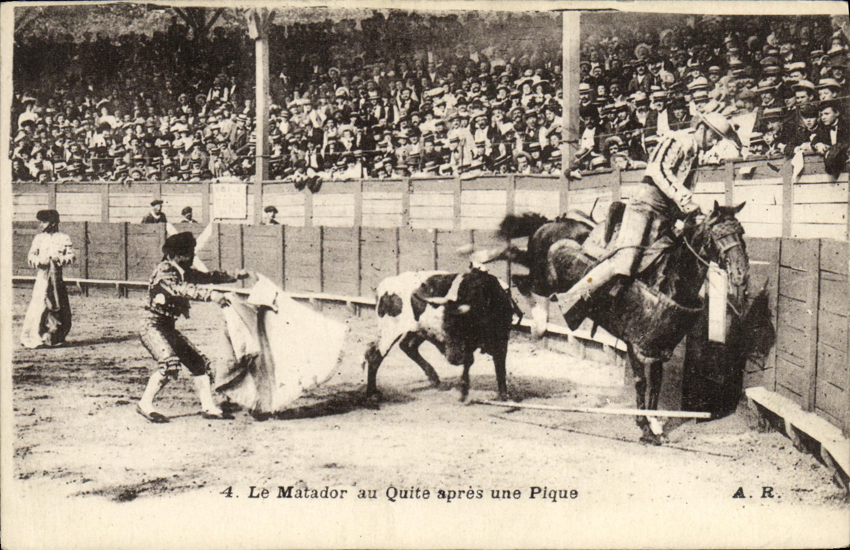 CPA Sport Espagne Corrida Toro Taureau Le matador au Quite apres une pique