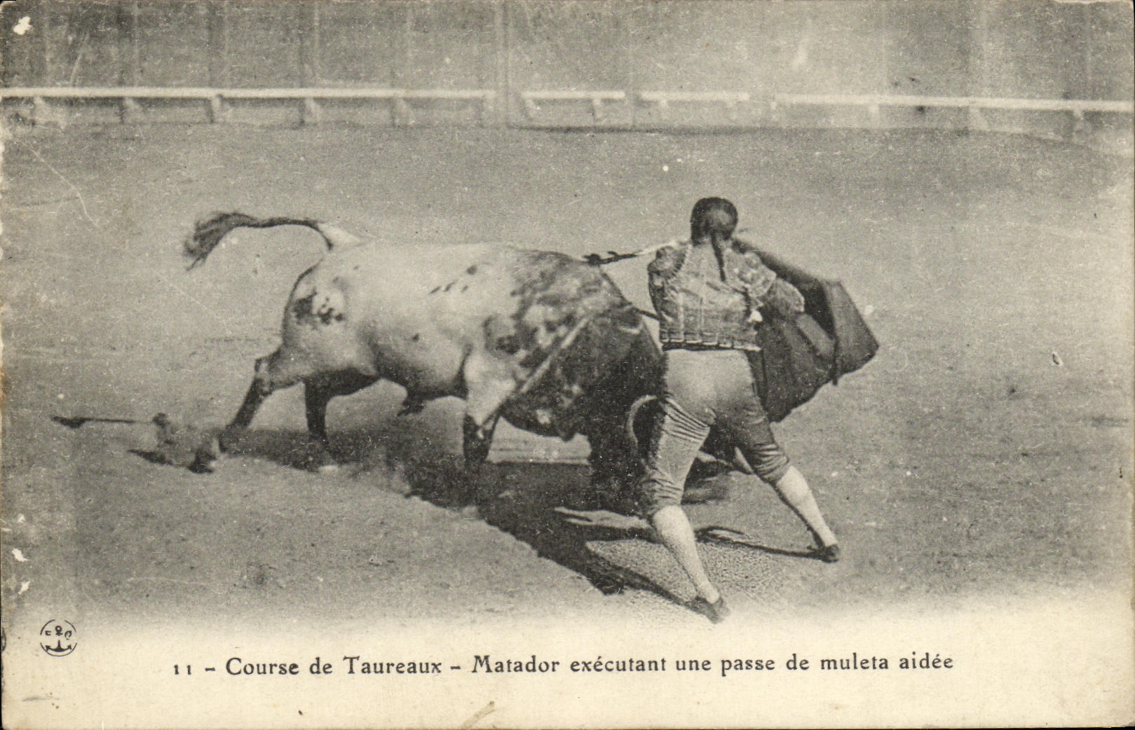 Corrida Toro Bull Matador de Espana del deporte de la POSTAL de la VENDIMIA que realiza una llave principal del aidee del muleta
