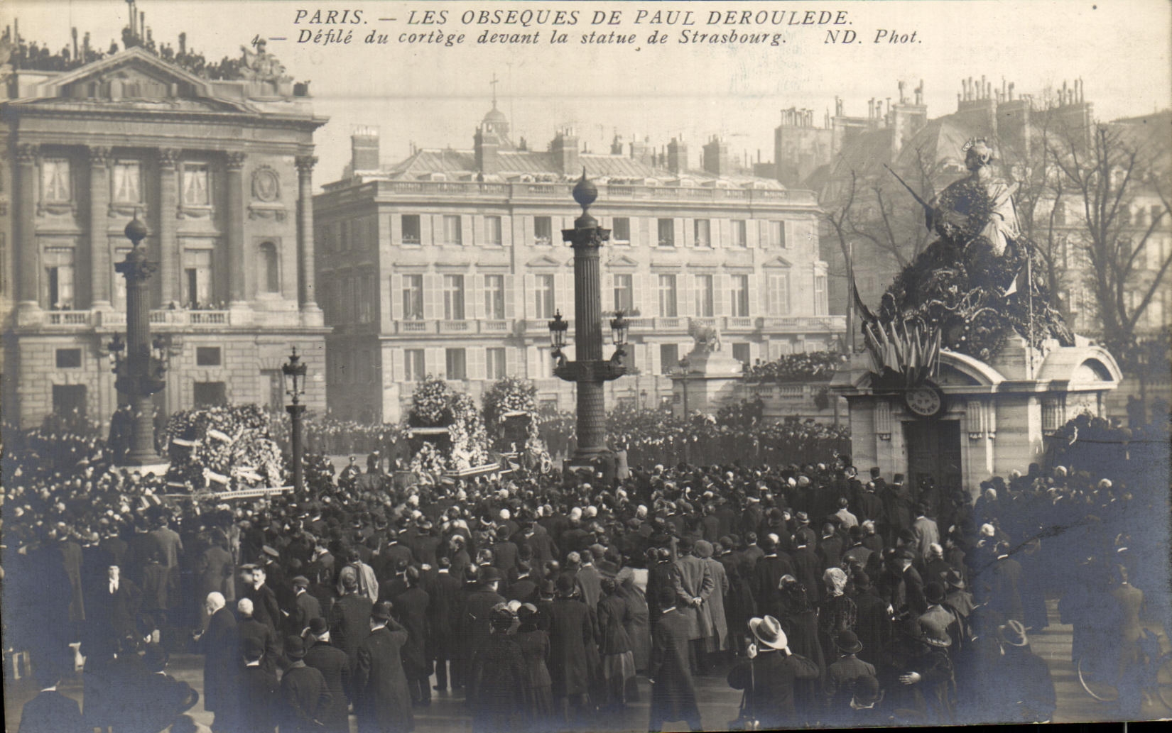 CPA Enterrement de Paul Deroulede 3 fevrier 1914 Les obseques Defile du cortege devant la statue de Strasbourg