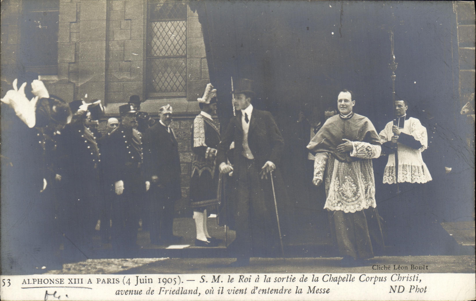 CPA Visite de SM Alphonse XIII a Paris SM le Roi a la sortie de la chapelle Corpus Christi avenue de Friedland