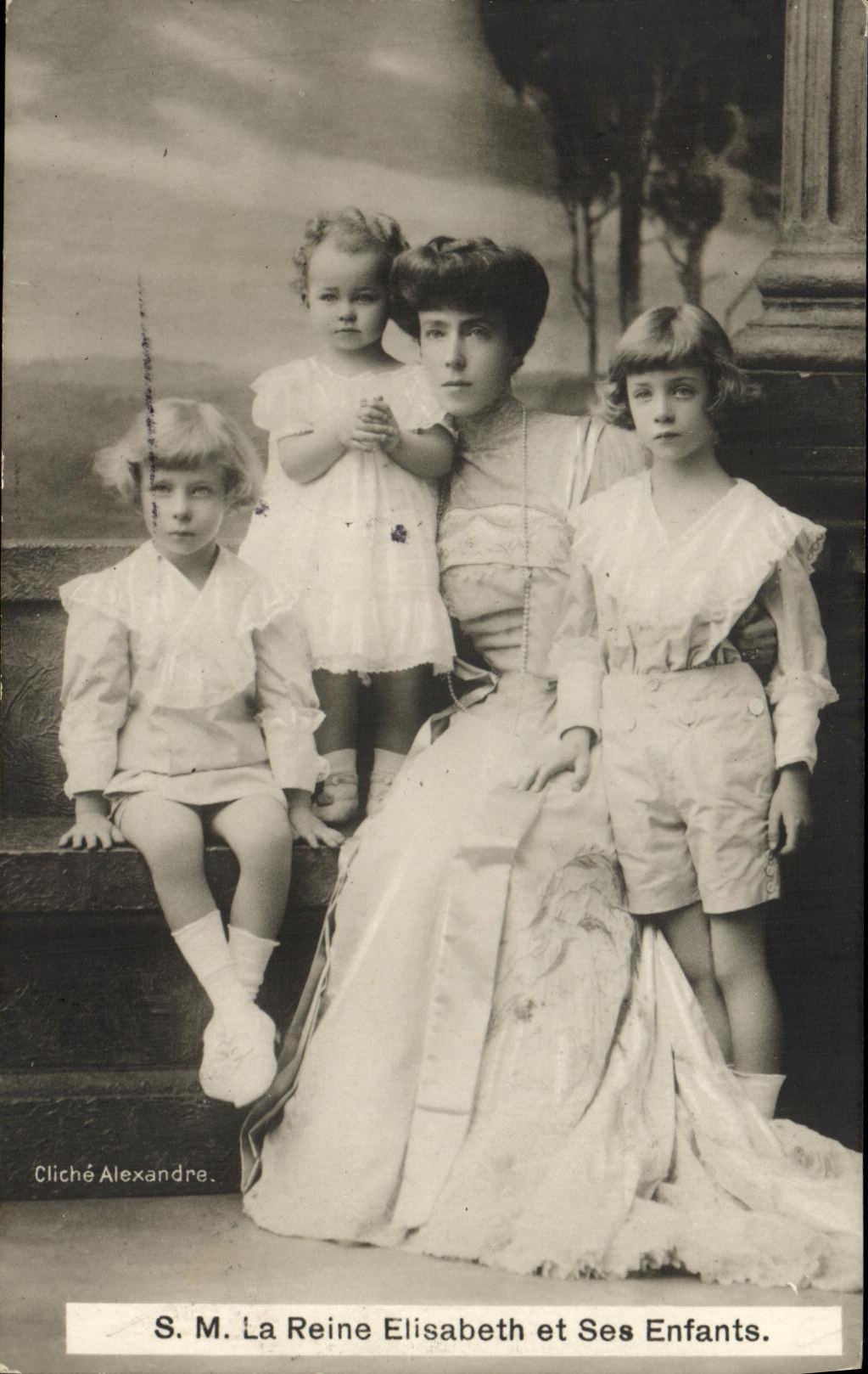 VINTAGE POSTCARD SM the Queen Elizabeth and her Belgium children