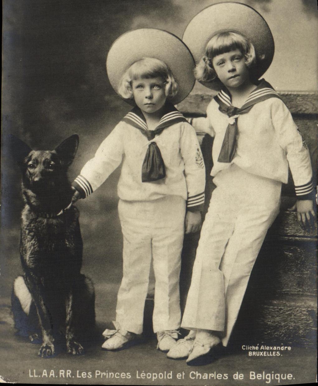 CPA Les princes leopold et Charles de Belgique Chien