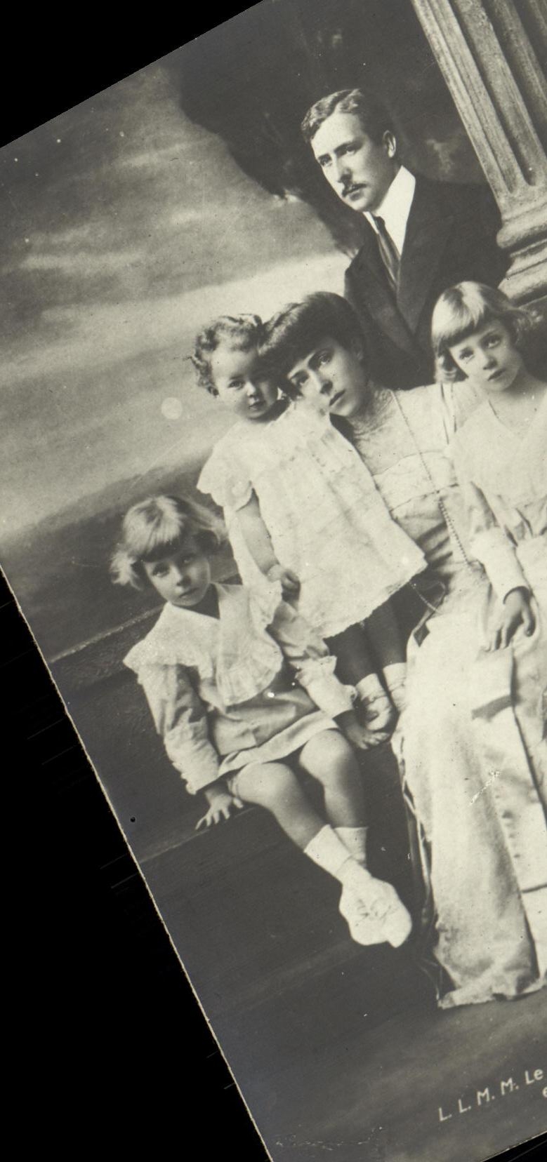 VINTAGE POSTCARD the king and the queen of the Belgians and their Belgium children