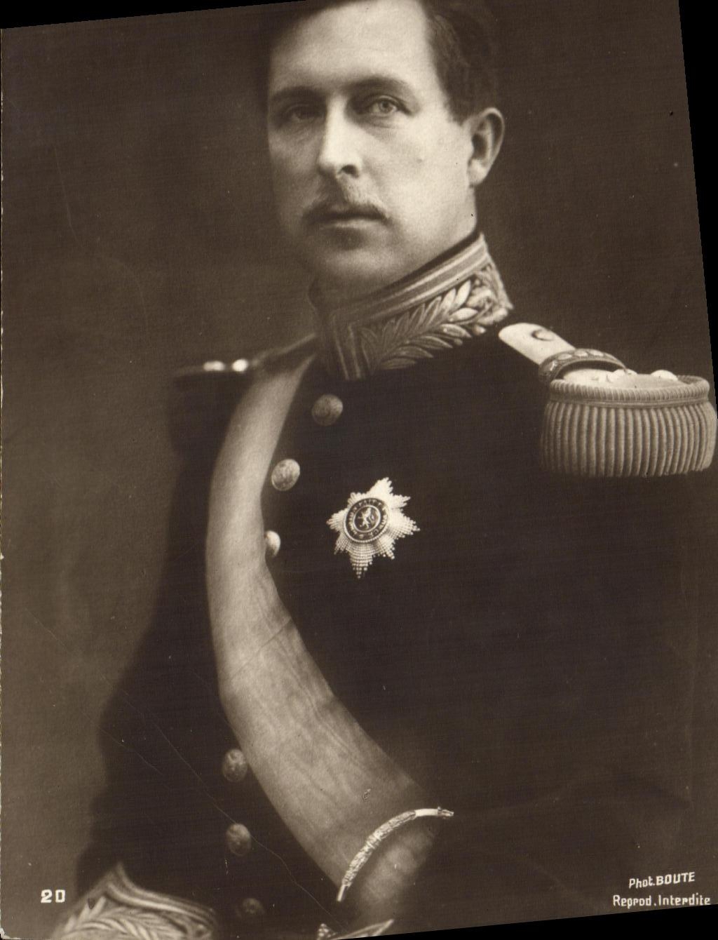 VINTAGE POSTCARD SM Albert 1st King of the Belgians