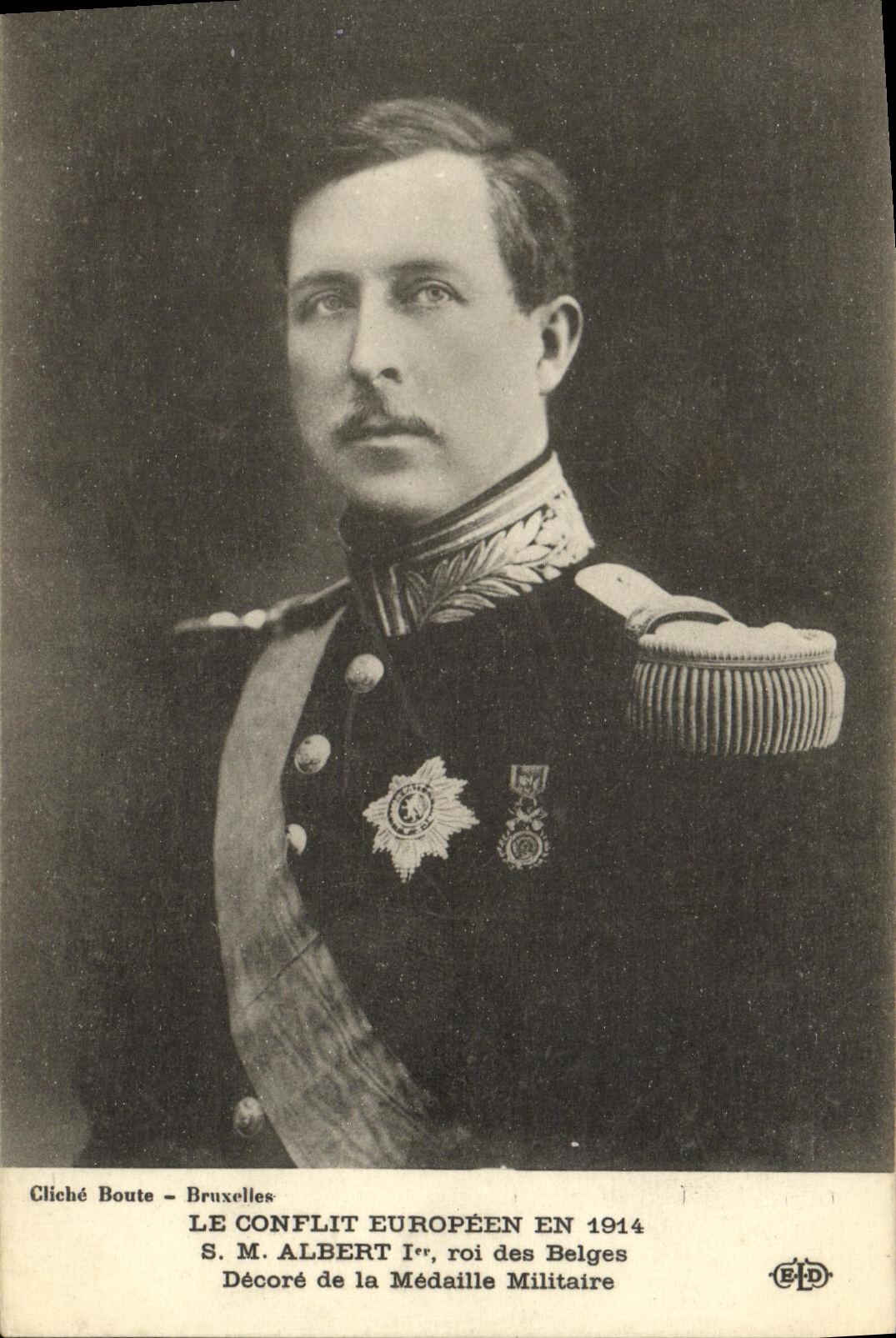 CPA Albert 1er Roi des Belges decore de la medaille militaire Militaria