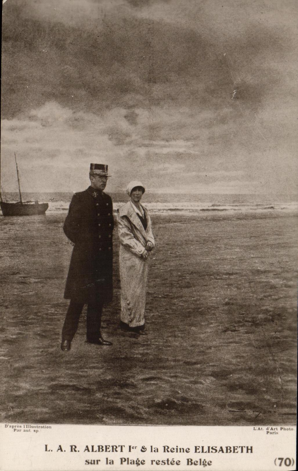 VINTAGE POSTCARD Albert 1st King of the Belgians and the Queen Elizabeth on the Belgian beach restee