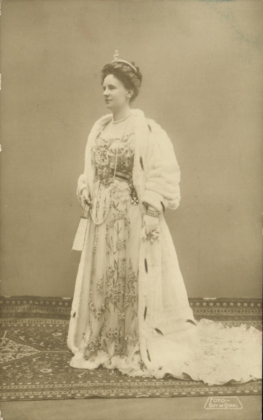 VINTAGE POSTCARD Queen Netherlands