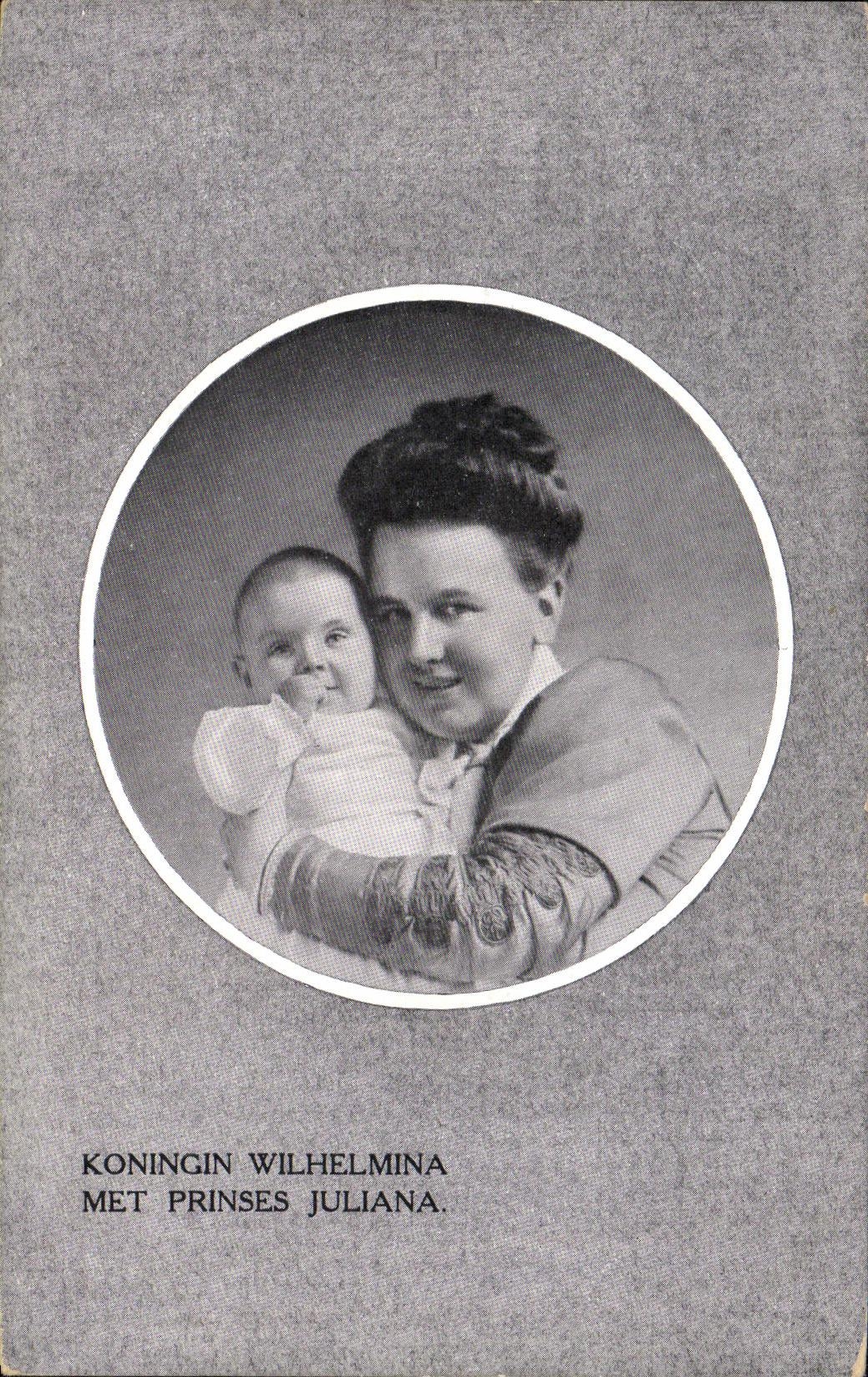 VINTAGE POSTCARD Koningin Wilhelmina puts Prinses Juliana