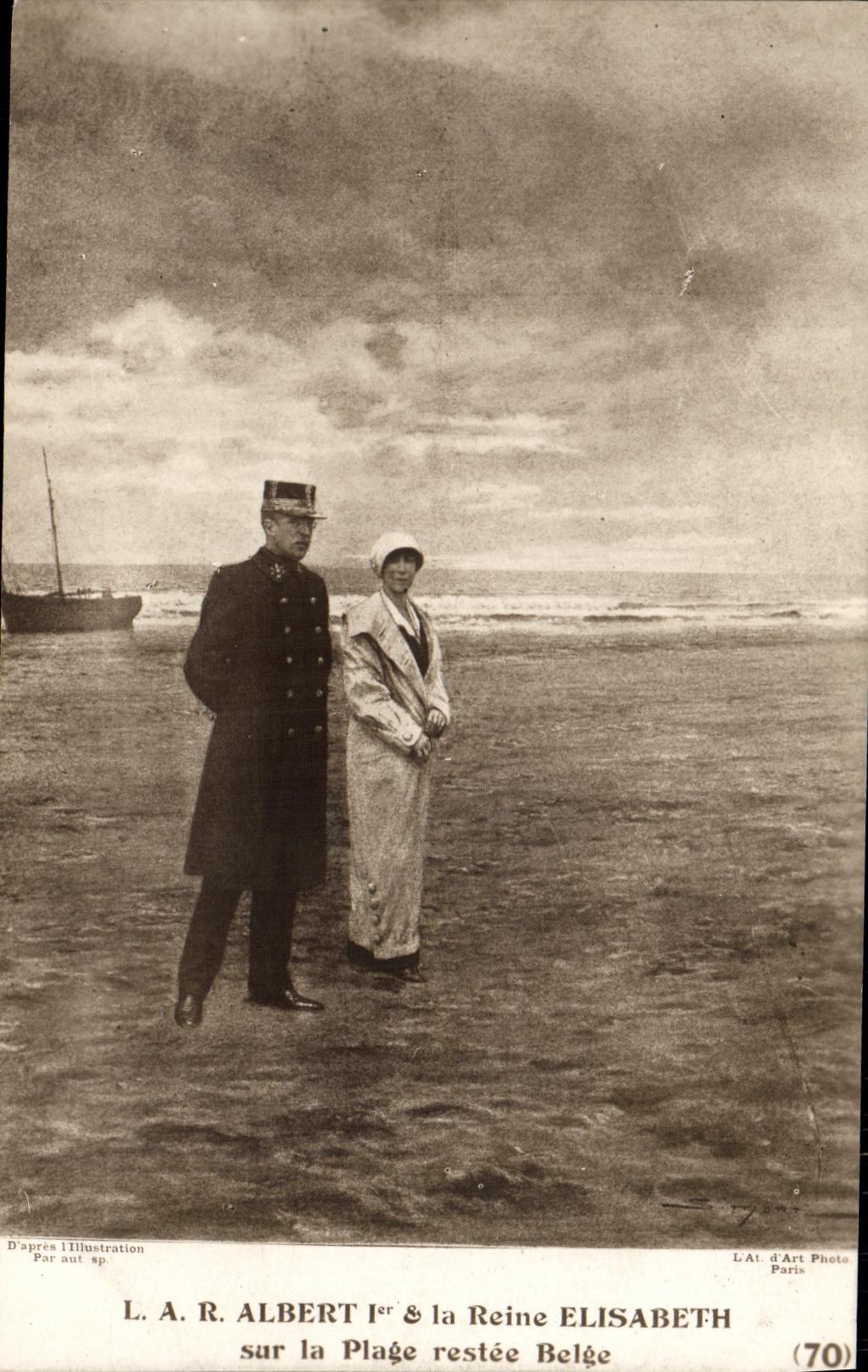 VINTAGE POSTCARD LAR Albert 1st and the Queen Elizabeth on the Belgian beach restee