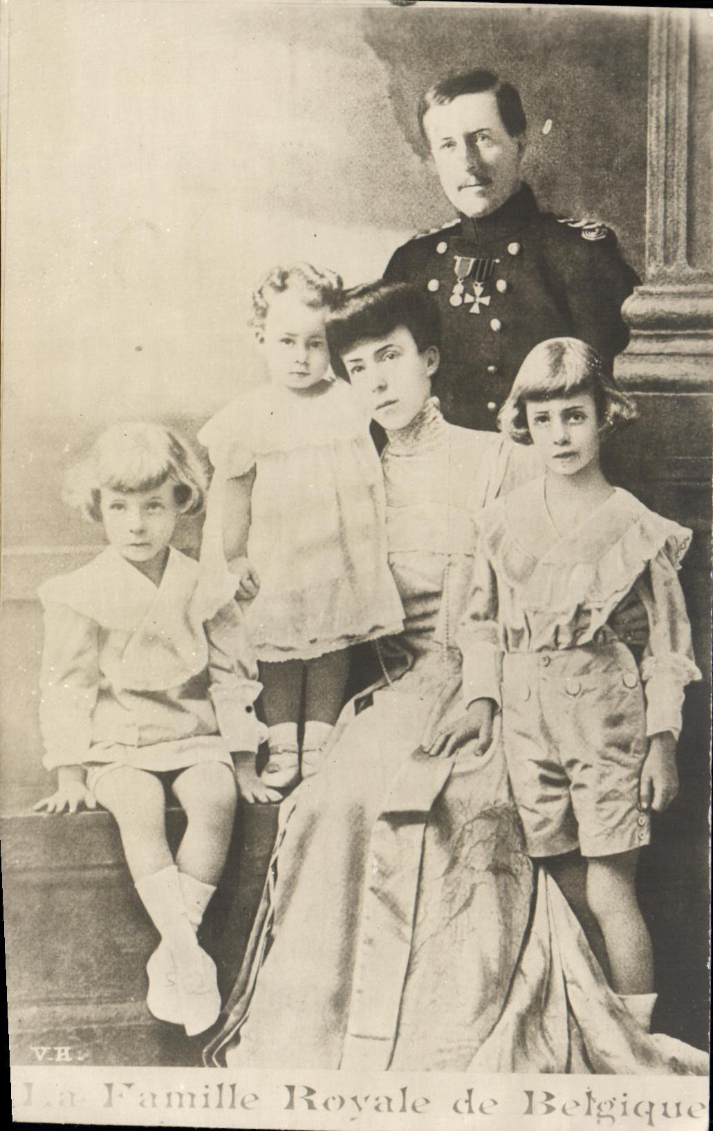 CPA Albert 1er Roi de Belgique La famille royale de Belgique 