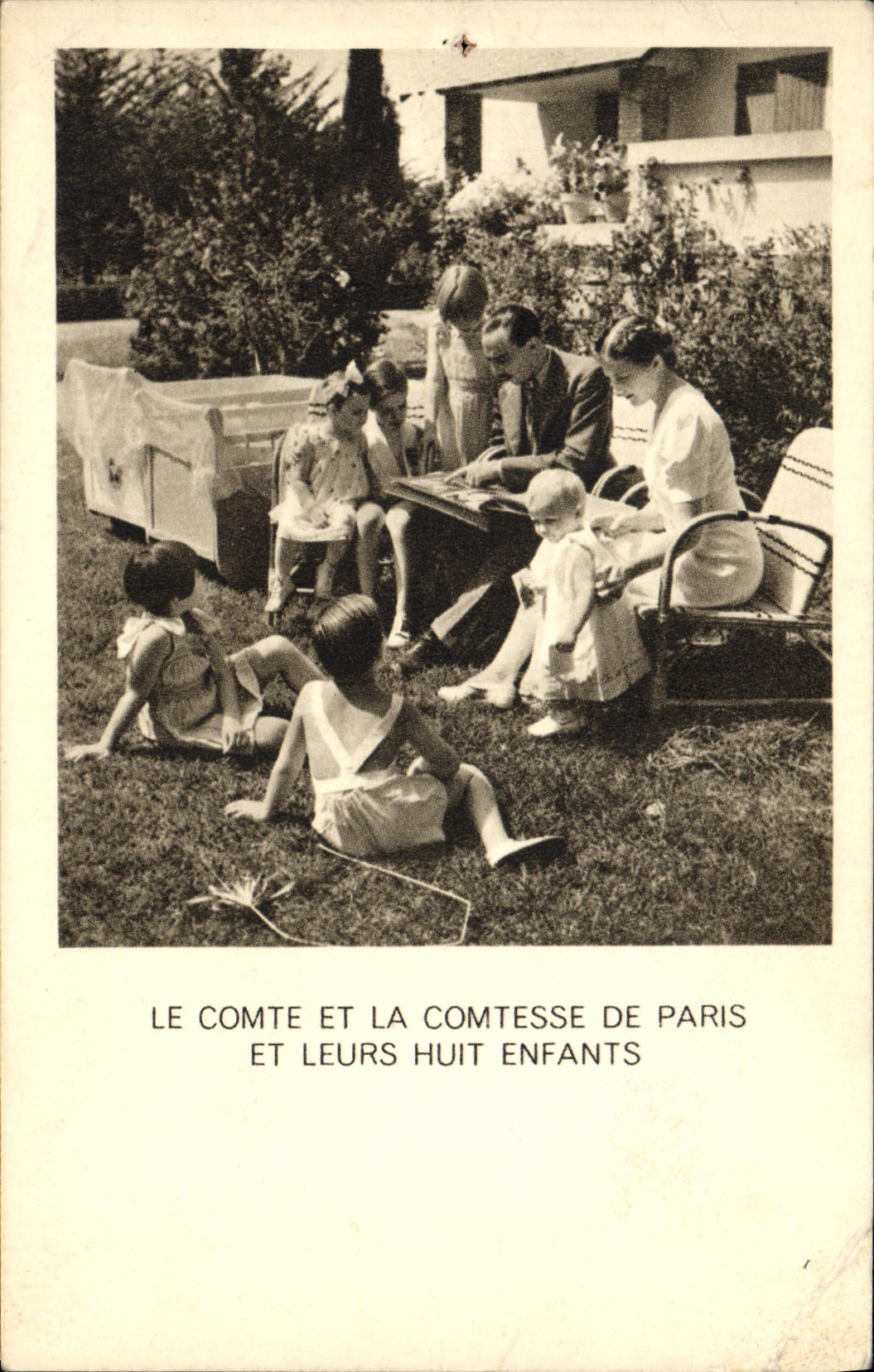 CPA Le comte et la comtesse de Paris et leurs huit enfants