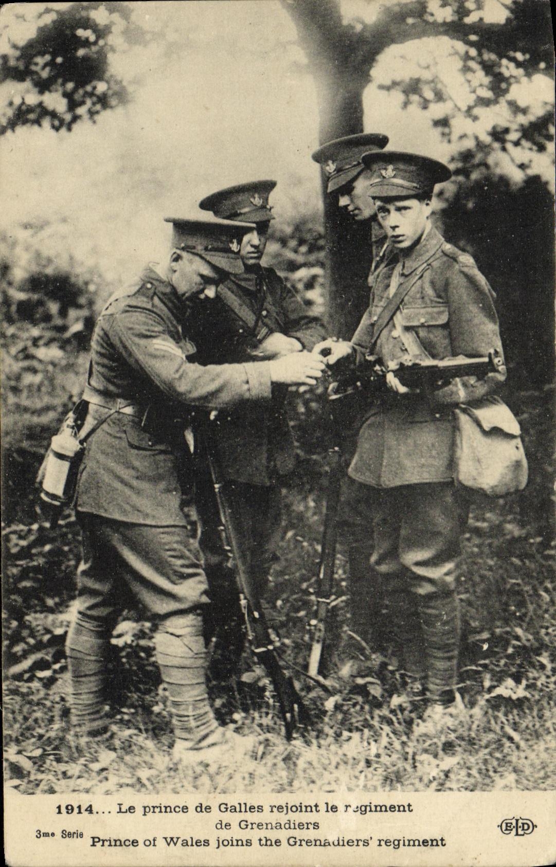CPA Le prince de Galles rejoint le regiment de Grenadiers Militaria 