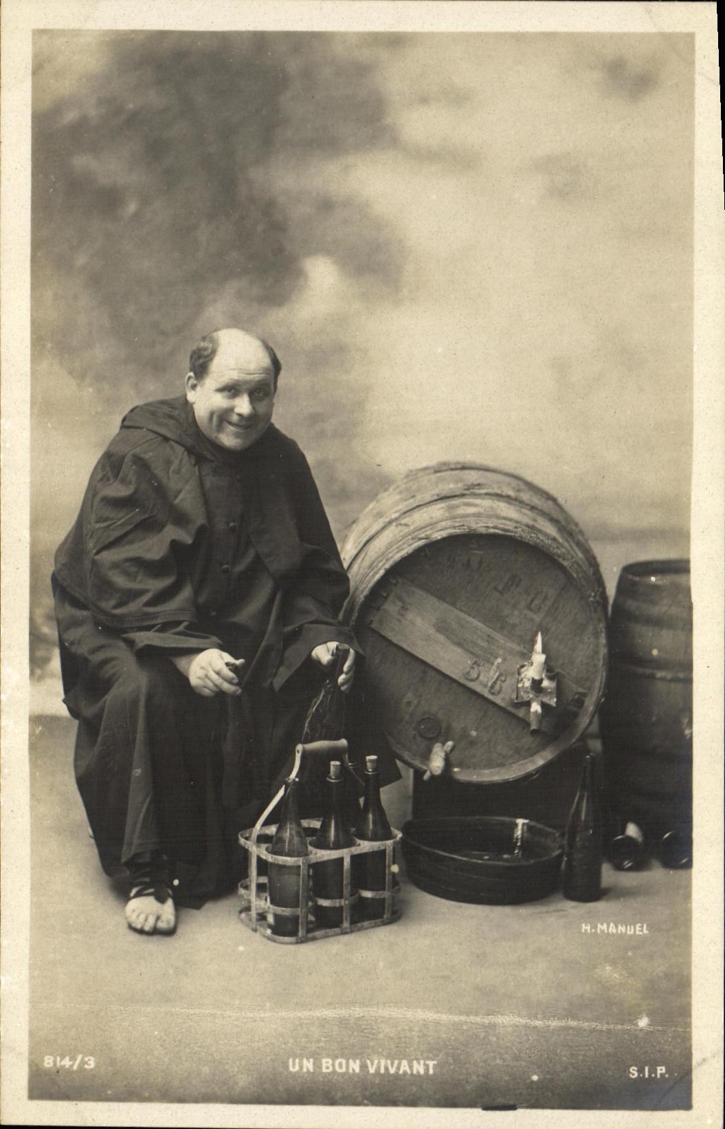 CPA Fantaisie Homme Un bon vivant Pretre Vin Alcool