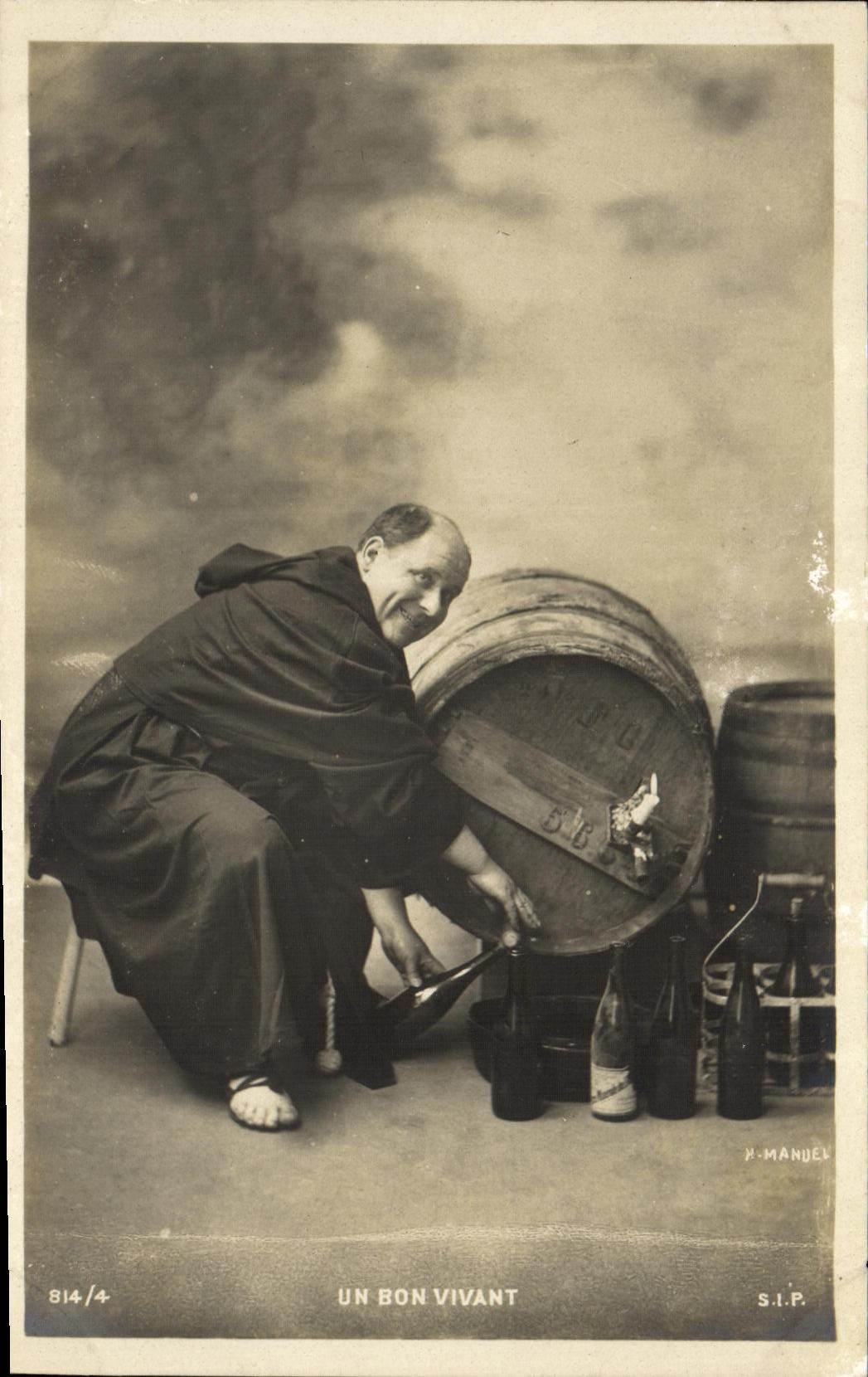 CPA Fantaisie Homme Un bon vivant Pretre Vin Alcool