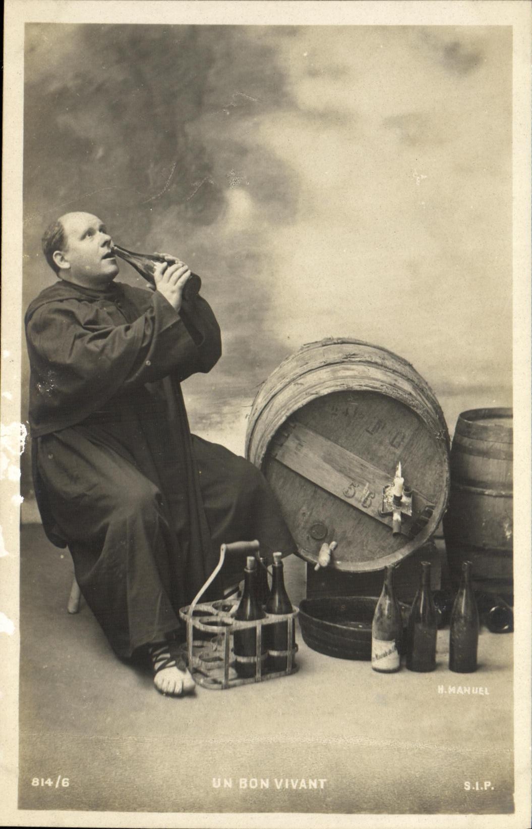 CPA Fantaisie Homme Un bon vivant Pretre Vin Alcool