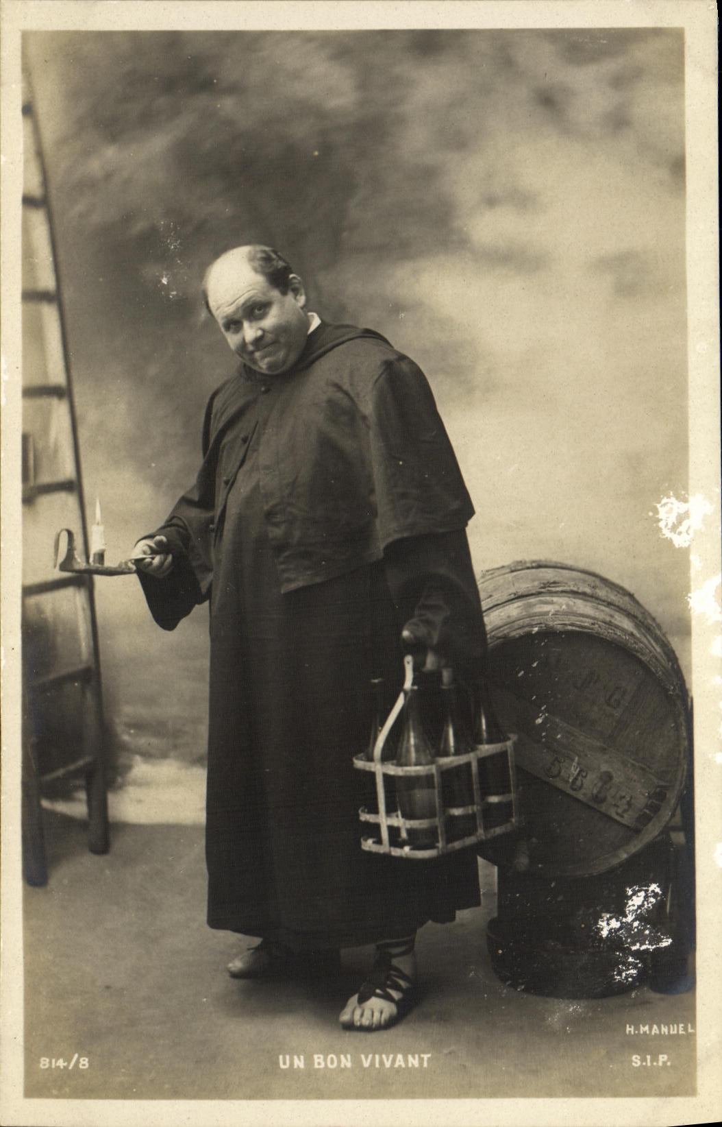 CPA Fantaisie Homme Un bon vivant Pretre Vin Alcool