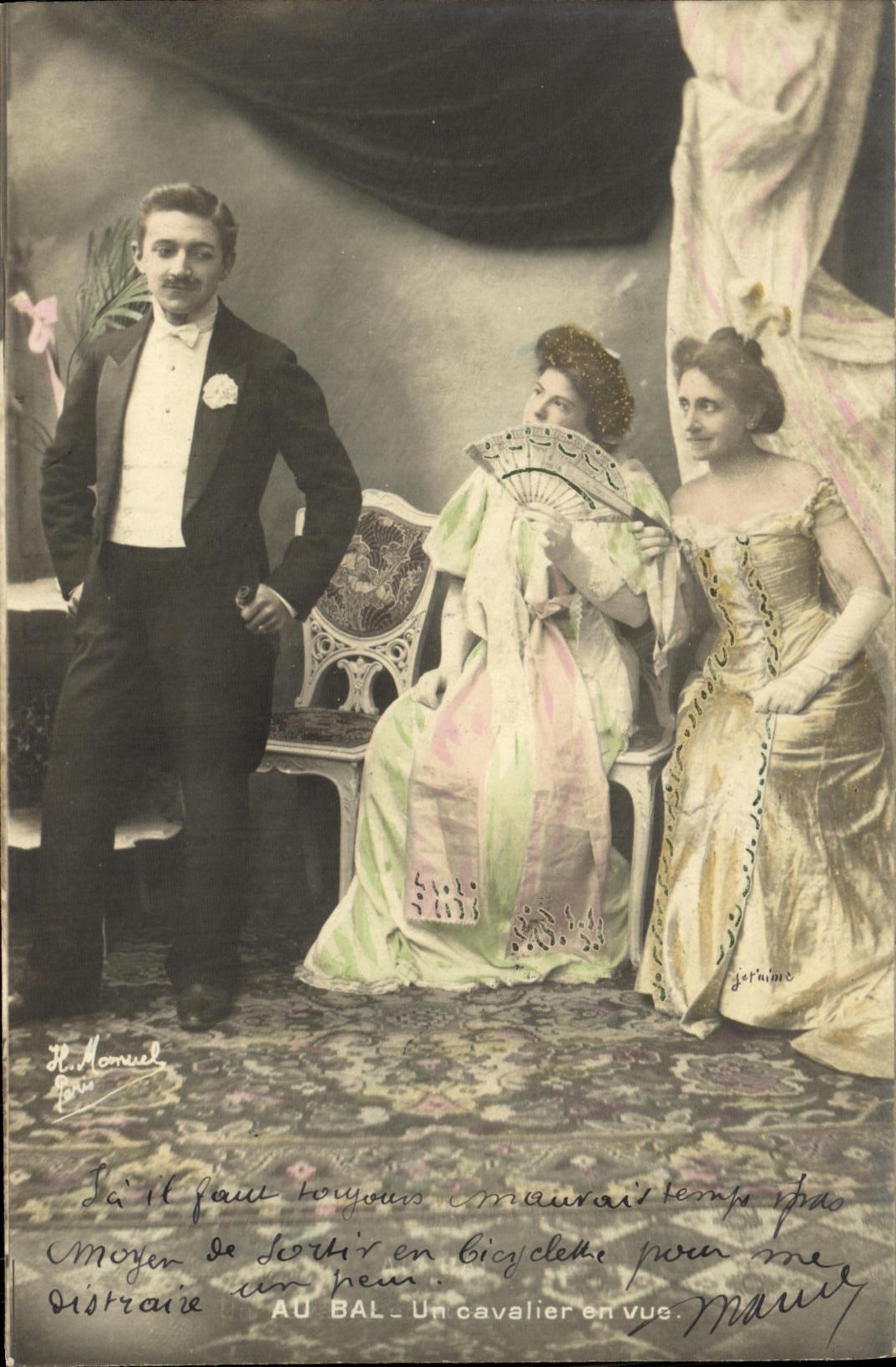 CPA Fantaisie Femmes Au bal Un cavalier en vue