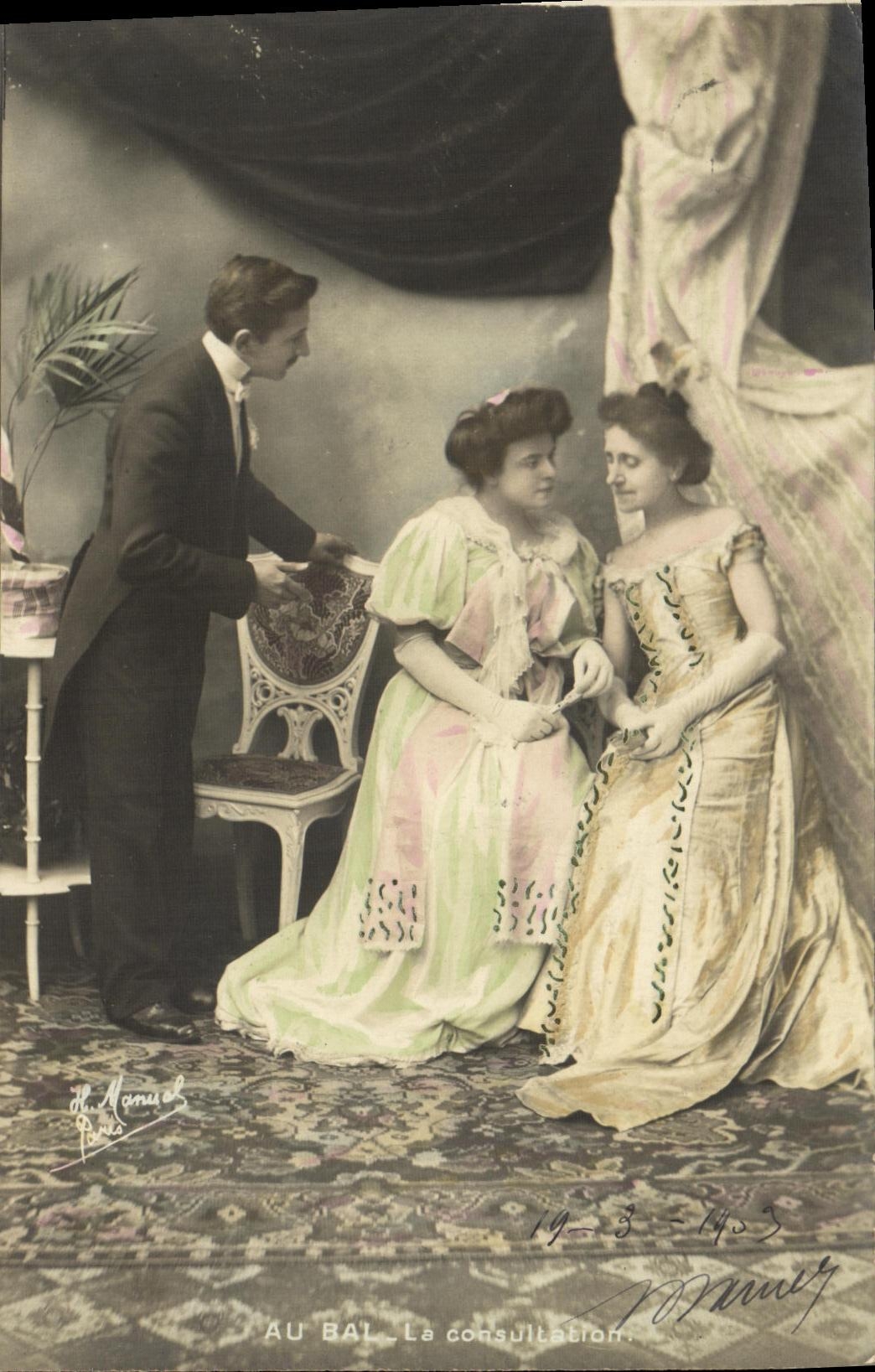 CPA Fantaisie Femmes Au bal La consultation