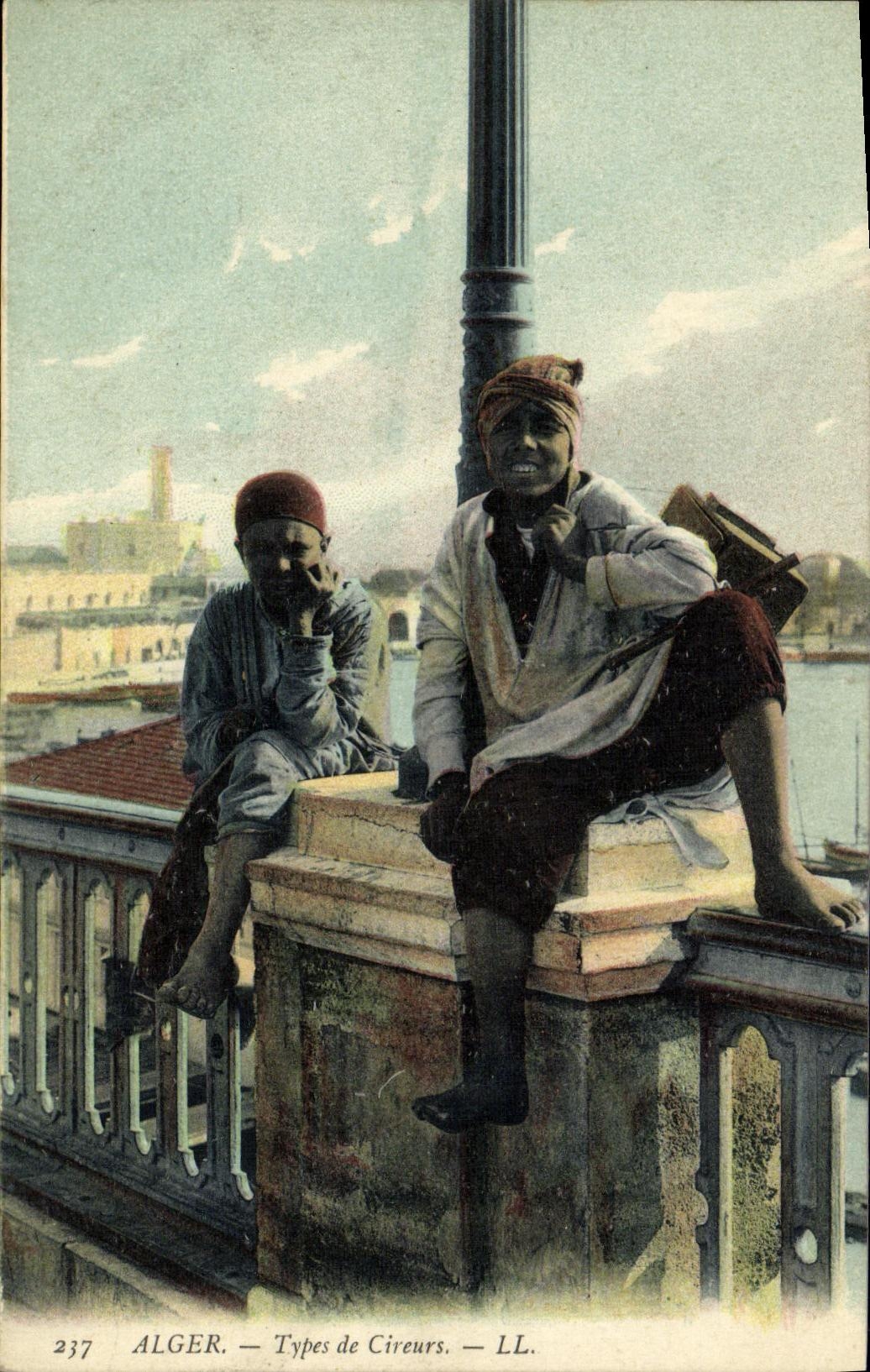 Tipos de Argelia Argel de la POSTAL de la VENDIMIA de ninos de los shoeshiners