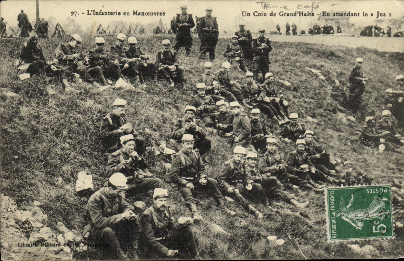 CPA L infanterie et les manoeuvres Un coin de la grand halle En attendant le jus Militaria