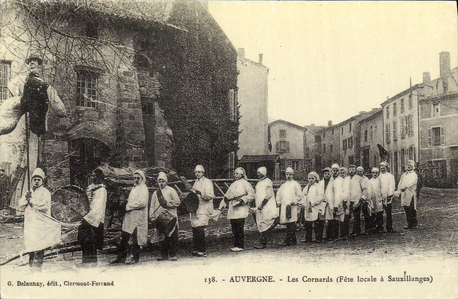 REPRO Auvergne Les Cornards Fete locale a Sauxillanges Folklore