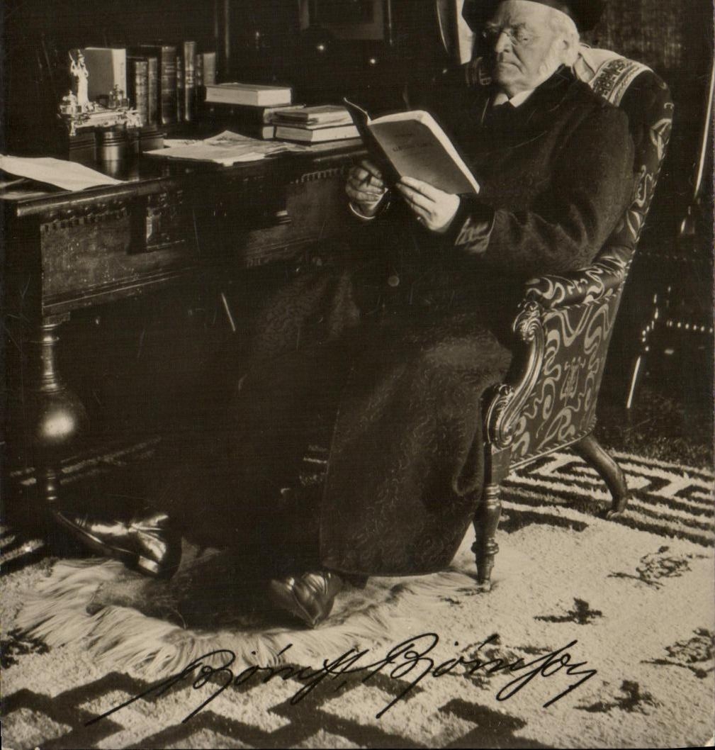 Lectura del viejo hombre de la POSTAL de la VENDIMIA en su dedicacee de la butaca