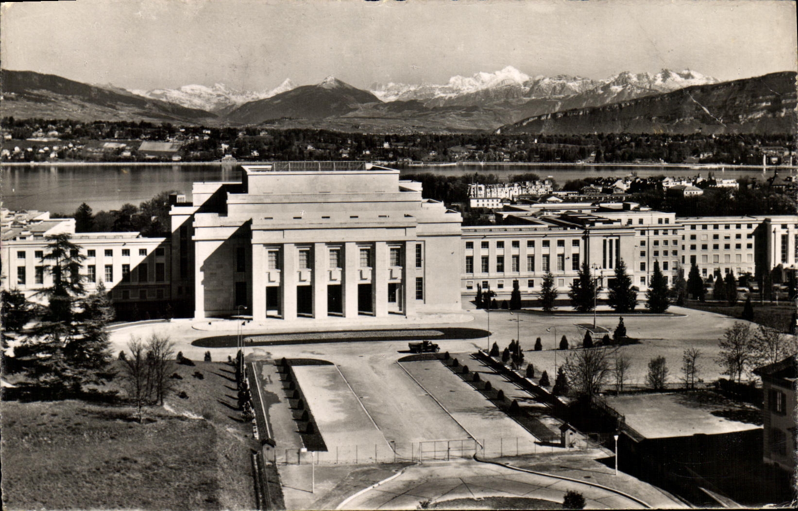 VINTAGE POSTCARD Geneva the palate of the United Nations and the chain of the Mount Blanc