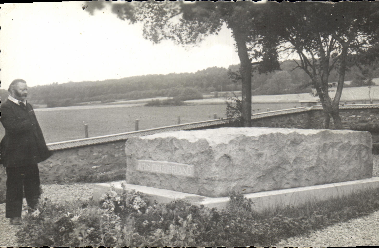CPA Tombe d Aristide Briand President de la Republique