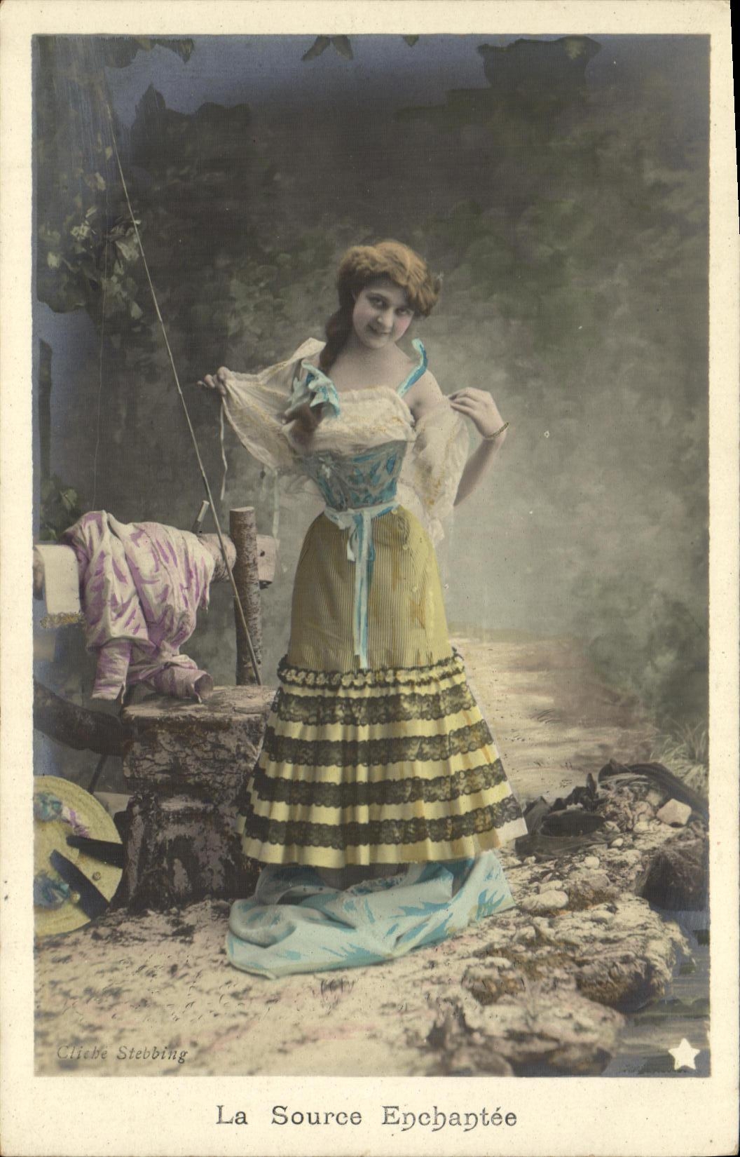 CPA Fantaisie Femme La source enchantee