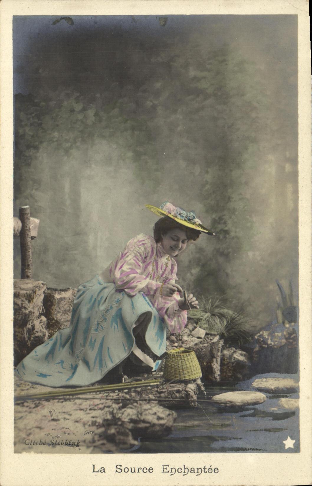 CPA Fantaisie Femme La source enchantee Canne a peche