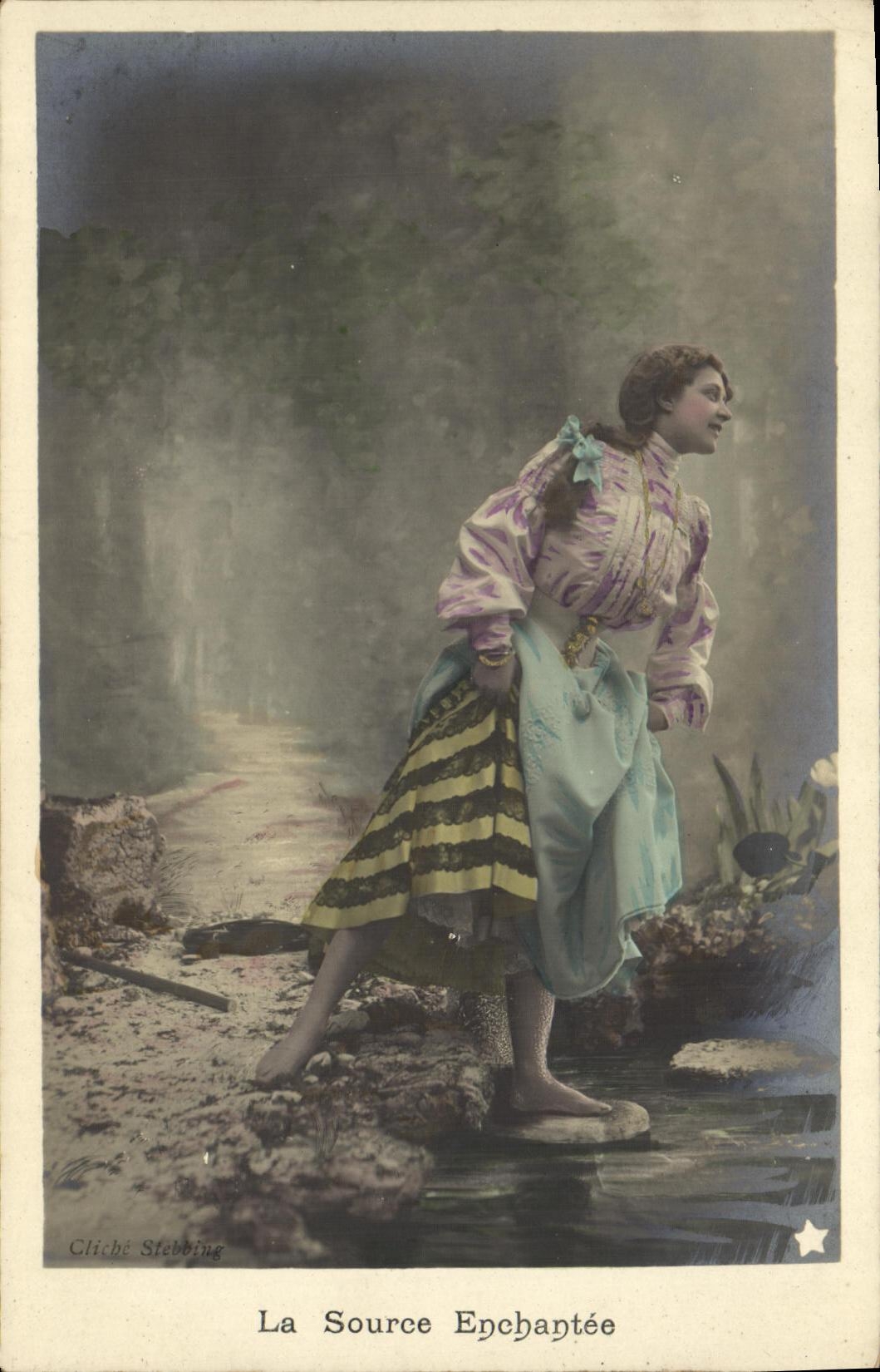 CPA Fantaisie Femme La source enchantee