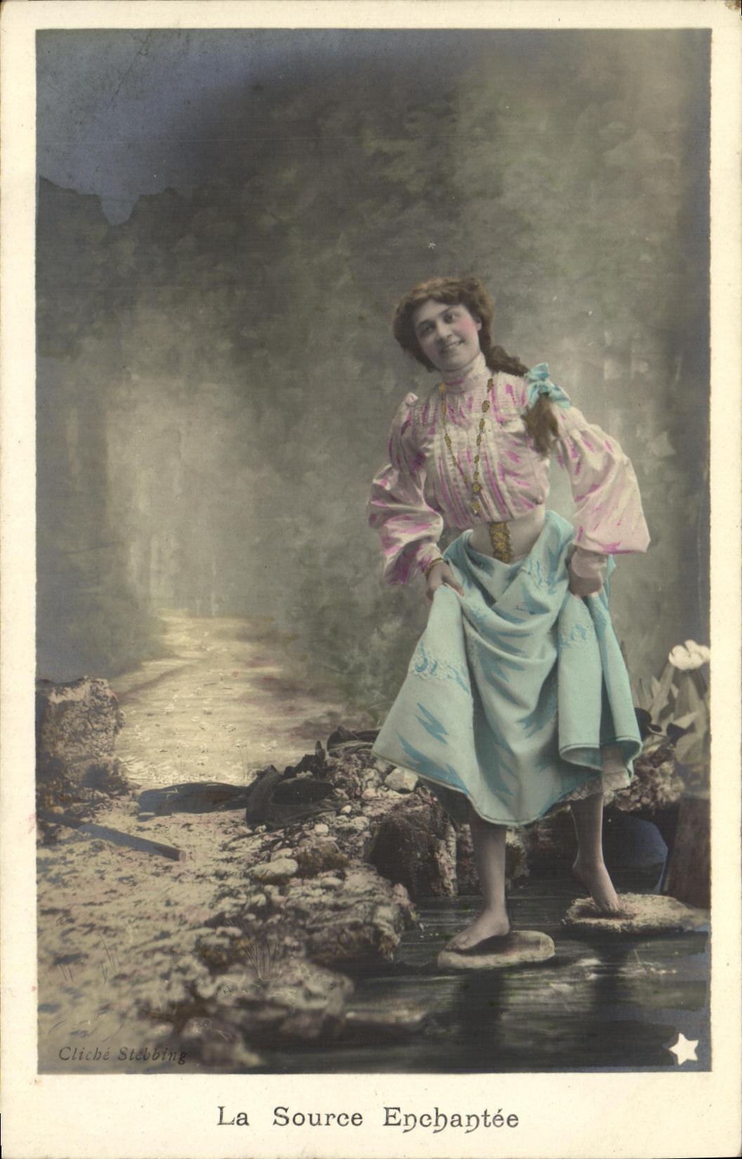CPA Fantaisie Femme La source enchantee 