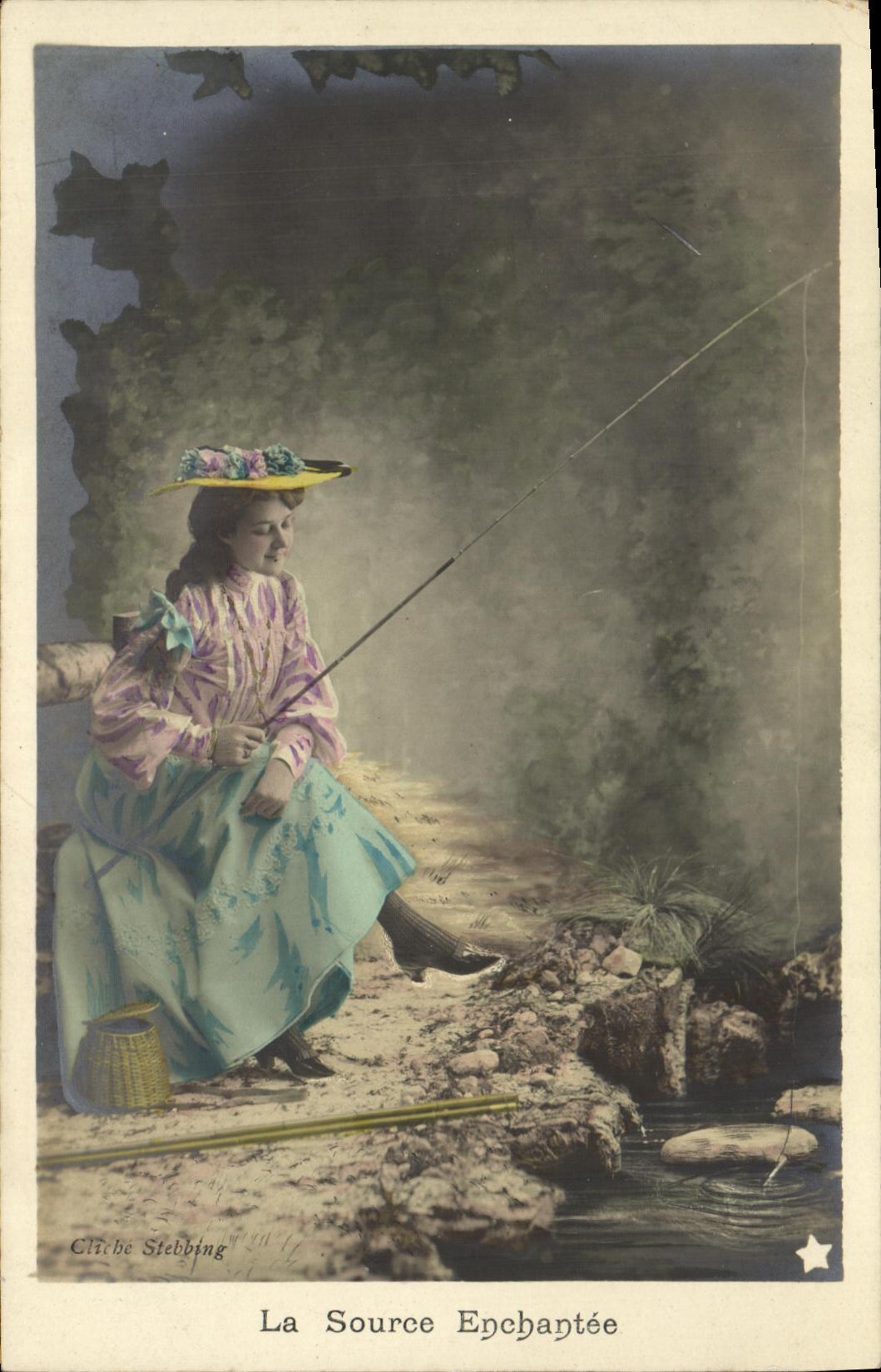 CPA Fantaisie Femme La source enchantee Canne a peche