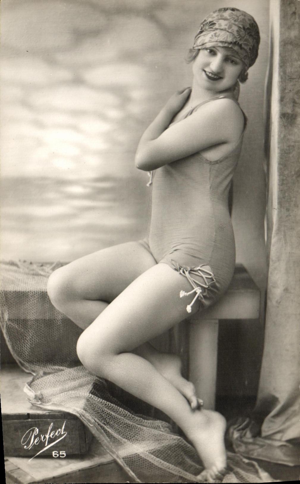 CPA Fantaisie Femme Maillot de bain 