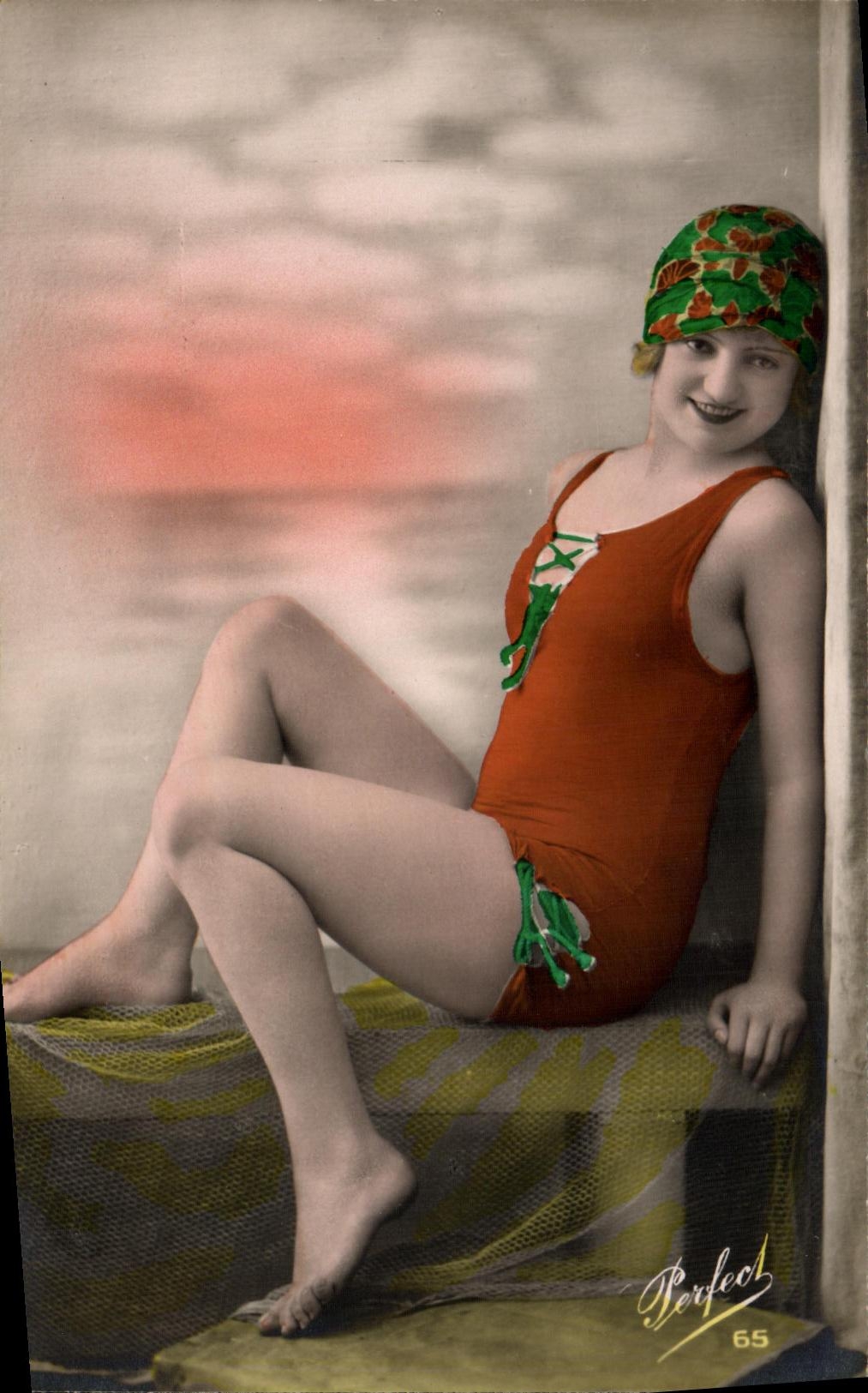 CPA Fantaisie Femme Maillot de bain 