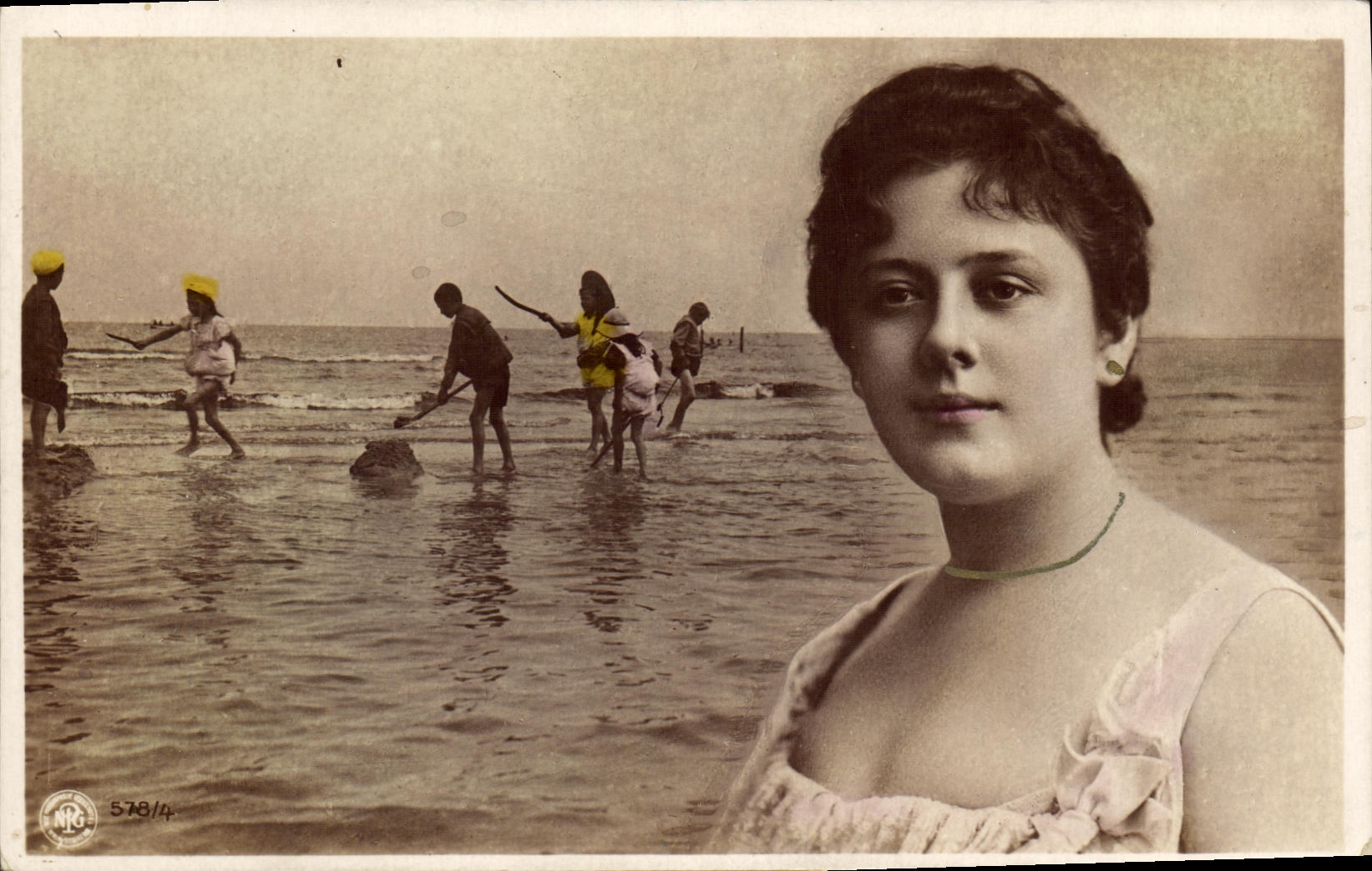 CPA Fantaisie Femme A la plage