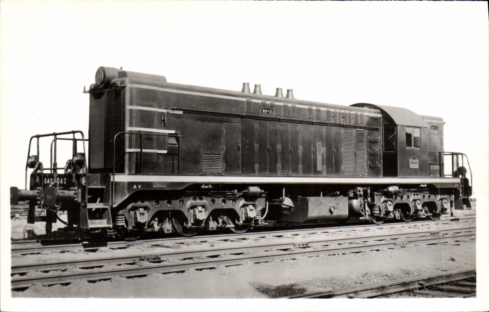 VINTAGE POSTCARD Locomotive Standard Electric Diesel train has 1 Has 1 A' SErie 040 DA