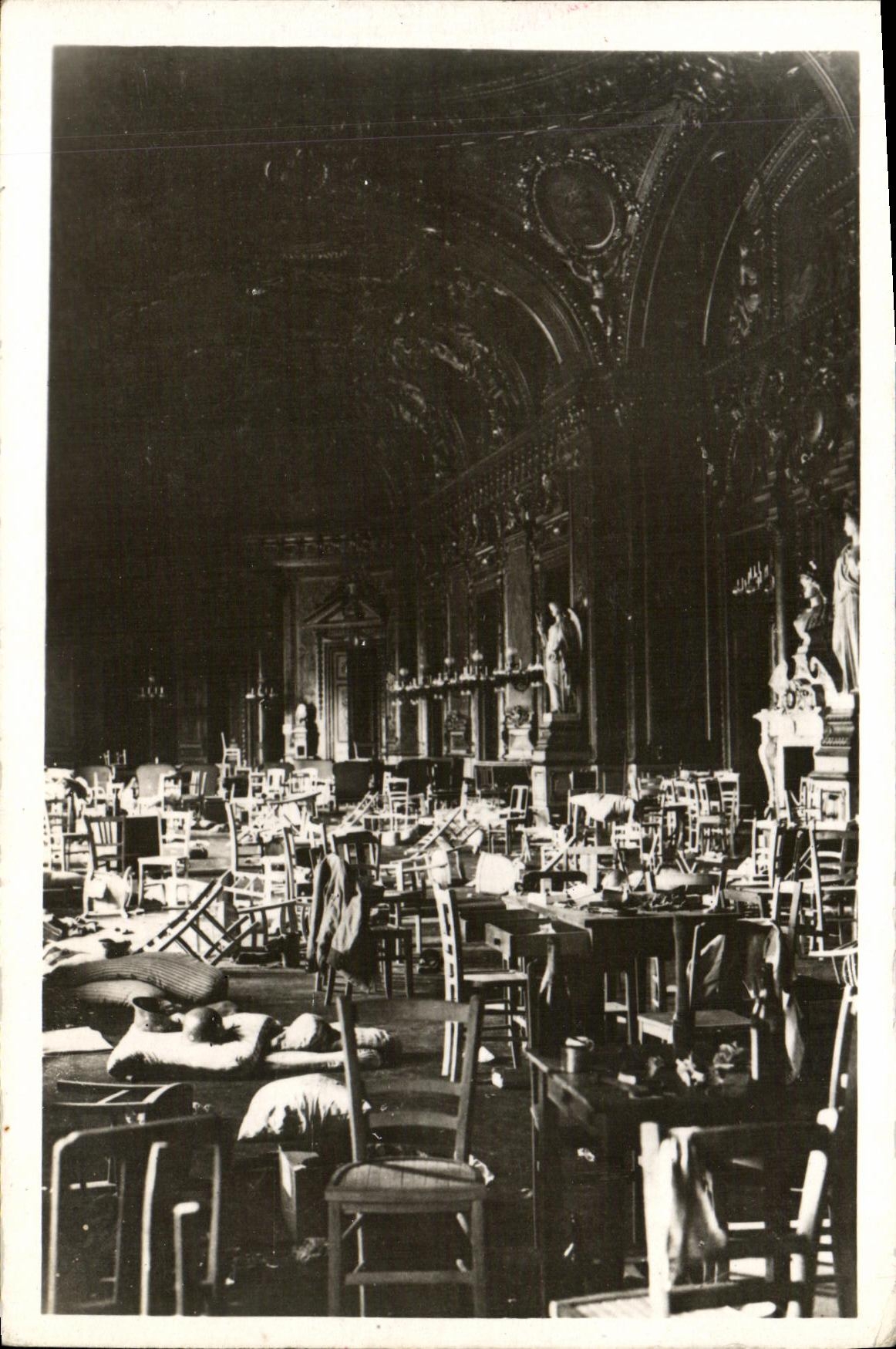 CPM Militaria 2eme guerre mondiale Liberation de Paris Le Senat apres leur depart