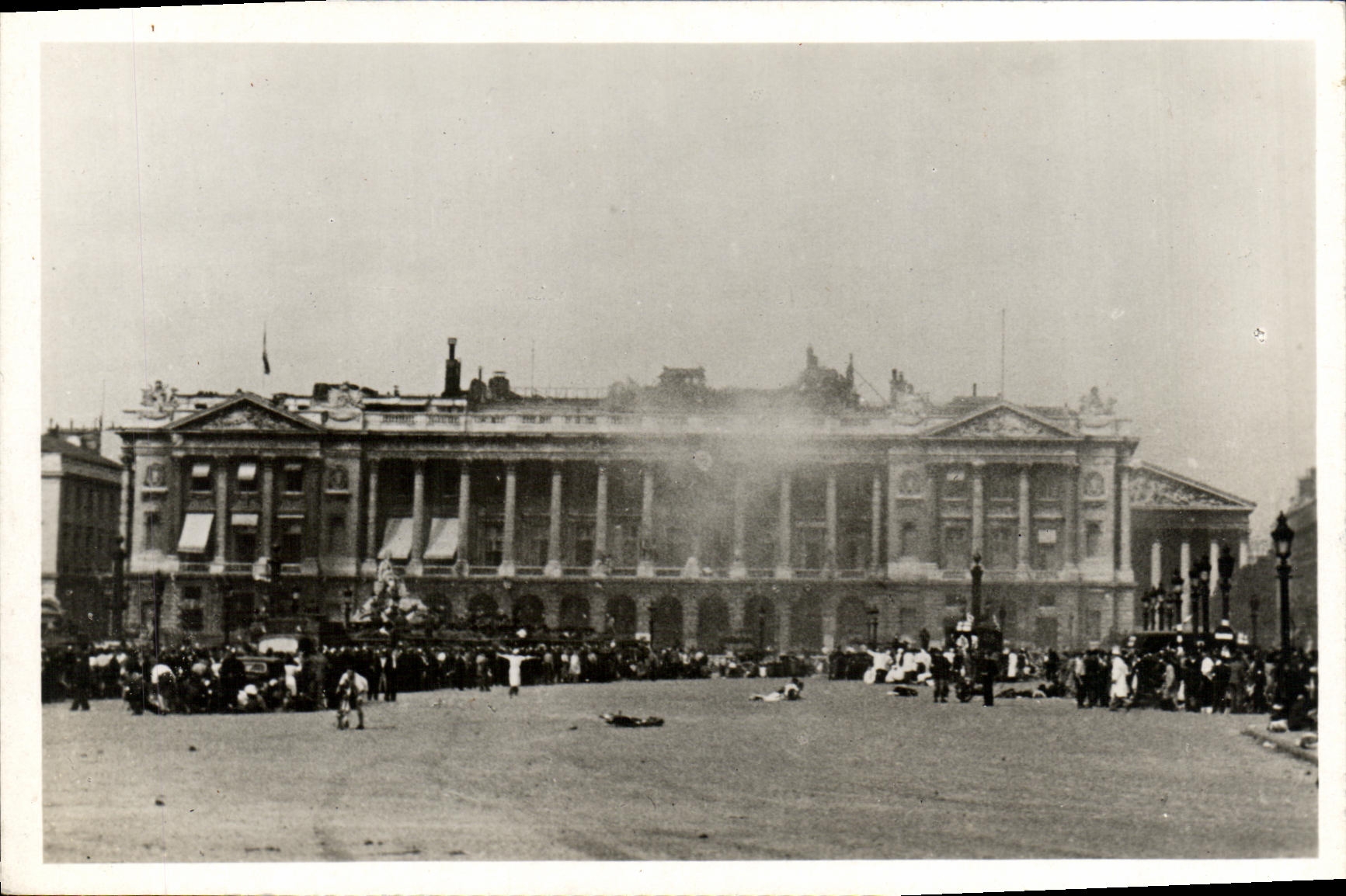 CPM Militaria 2eme guerre mondiale La foule mitraillee Ministere de la MArine Liberation de Paris