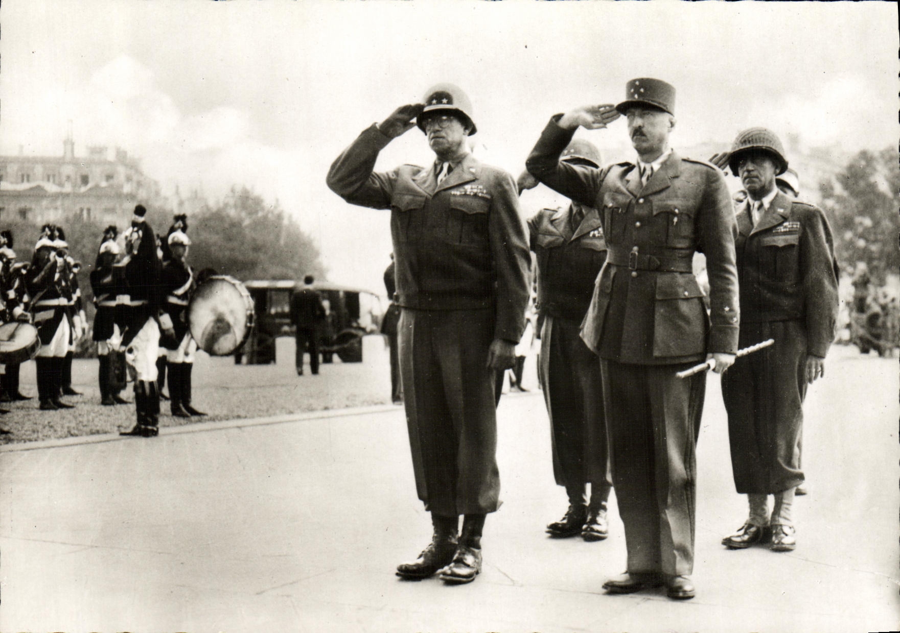 MODERN CARD Militaria 2nd world war Release of Paris the general Bradley E tle General Koenig in front of unknown soldier