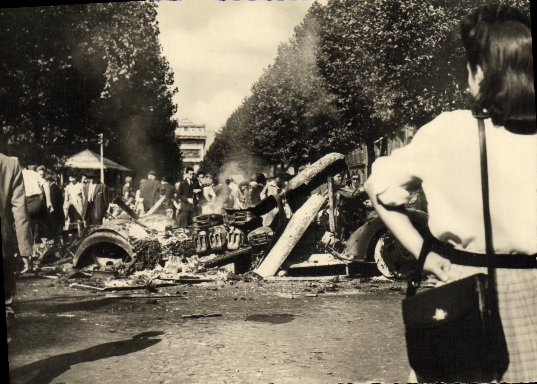 CPM Militaria 2eme guerre mondiale Liberation de Paris Devant l'Hotel Majestic La lutte a ete chaude Paris 