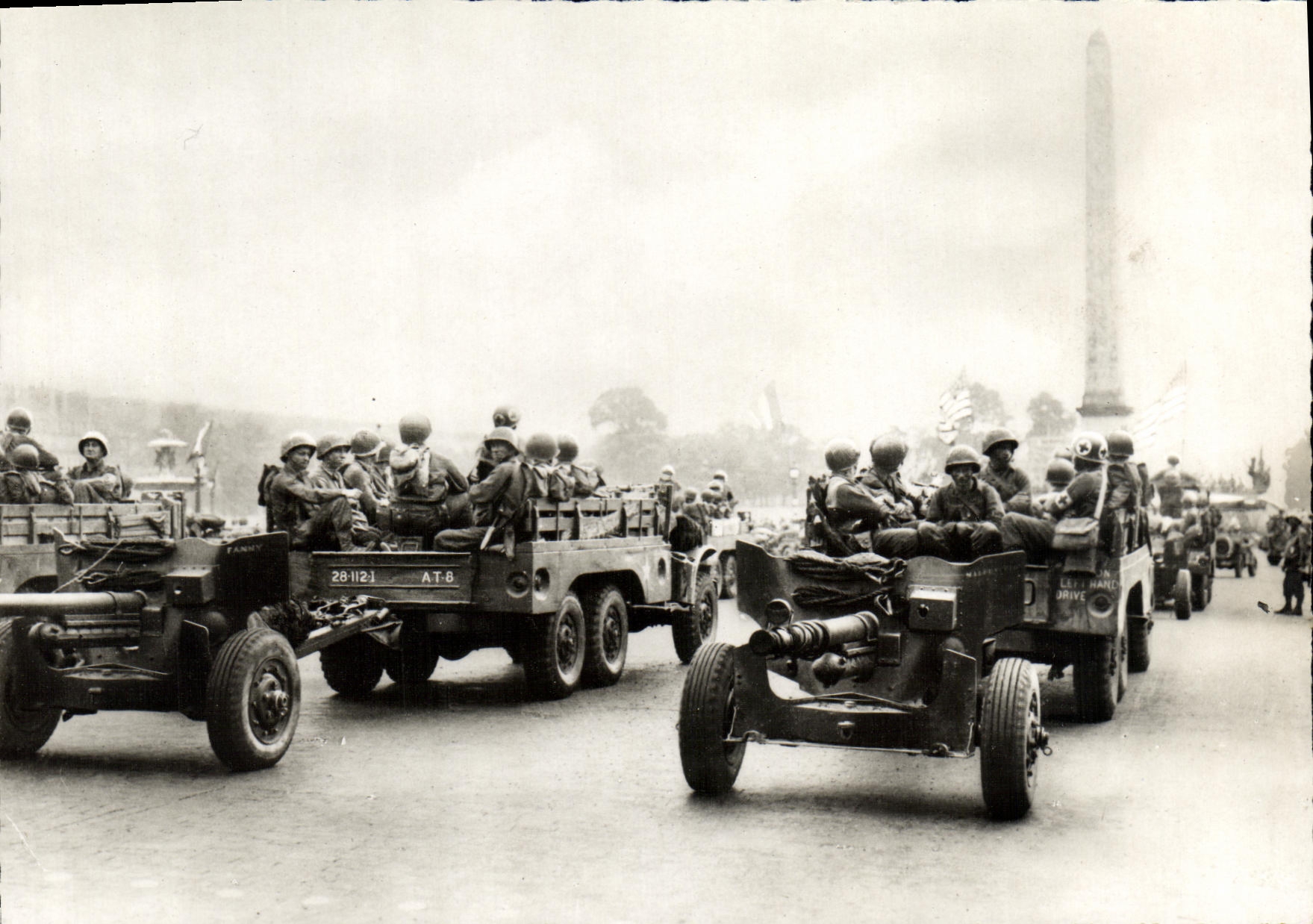 CPM Militaria 2eme guerre mondiale Liberation de Paris L'artillerie de campagne americaine place de la Concorde Paris