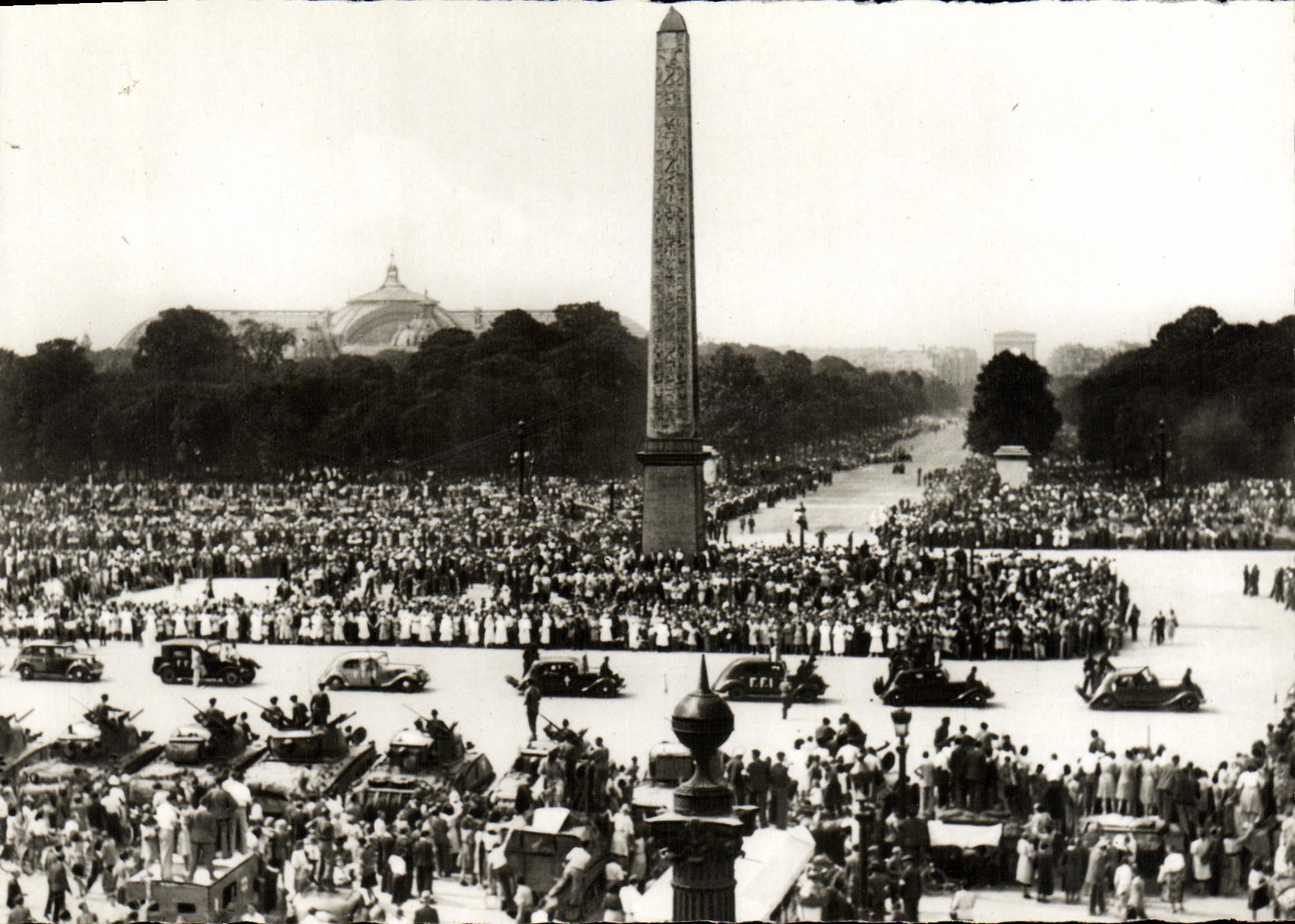 CPM Militaria 2eme guerre mondiale Liberation de Paris Les FFI defilent place de la Concorde 