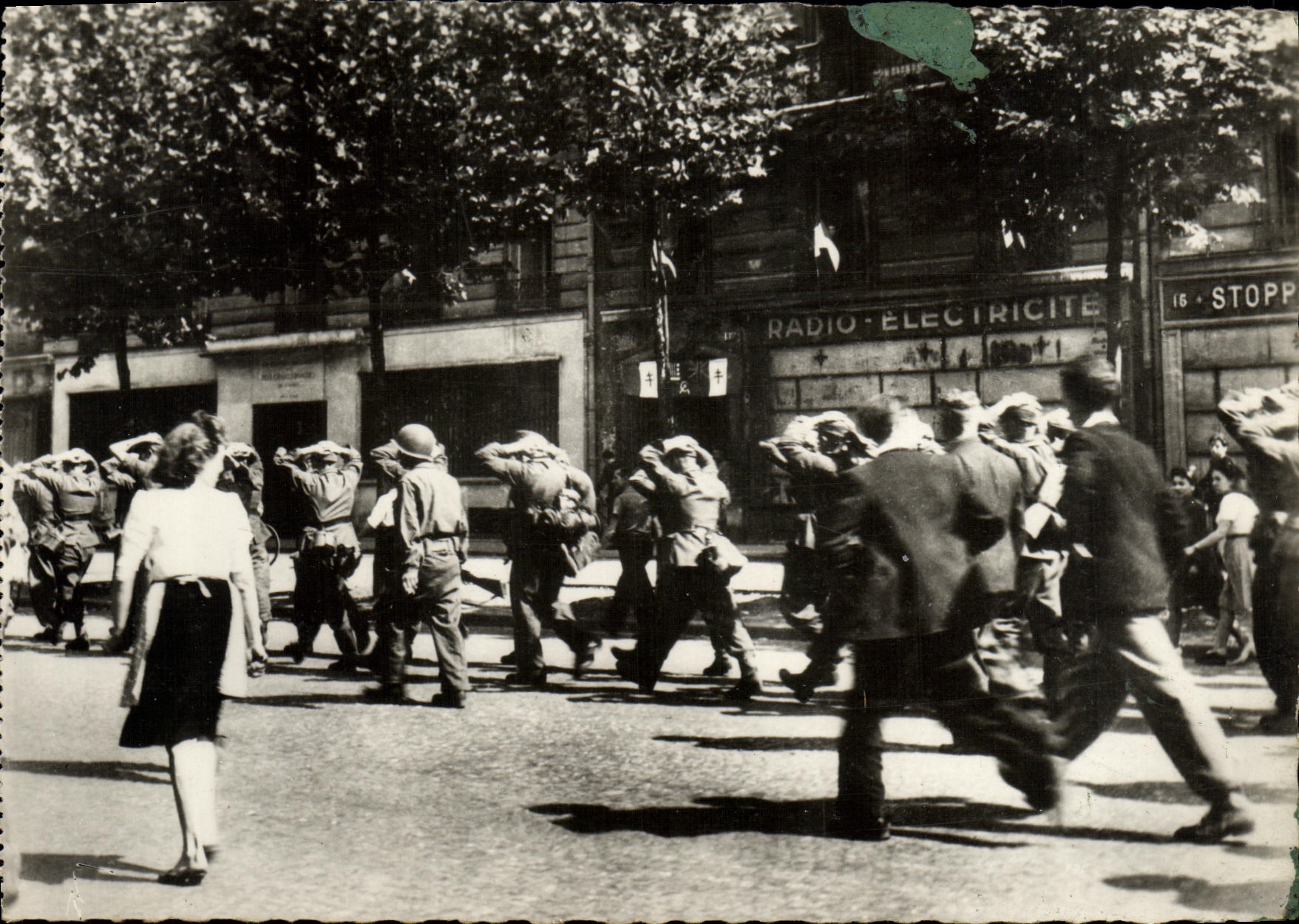 MODERN CARD Militaria 2nd world war Liberation of Paris Of the German prisoners are take along by the soldiers American