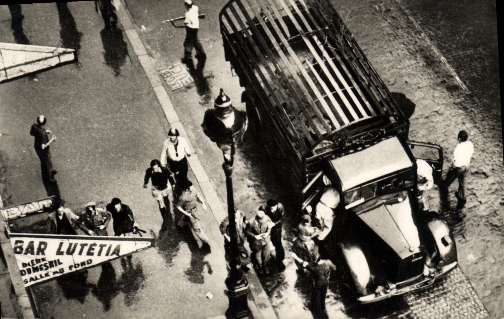 MODERN CARD Militaria 2nd world war Release of Paris Arrest of a German truck Bar Lutetia